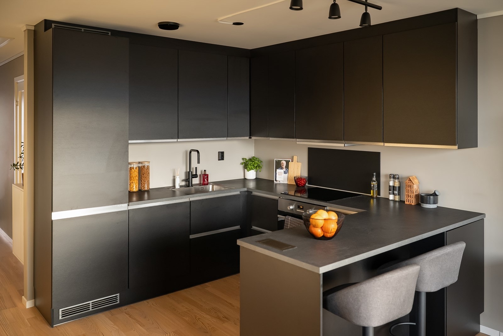 Et komplett kjøkken med alt du trenger av hvitevarer som: Oppvaskmaskin, kjøleskap, stekeovn og platetopp. Galleribilde