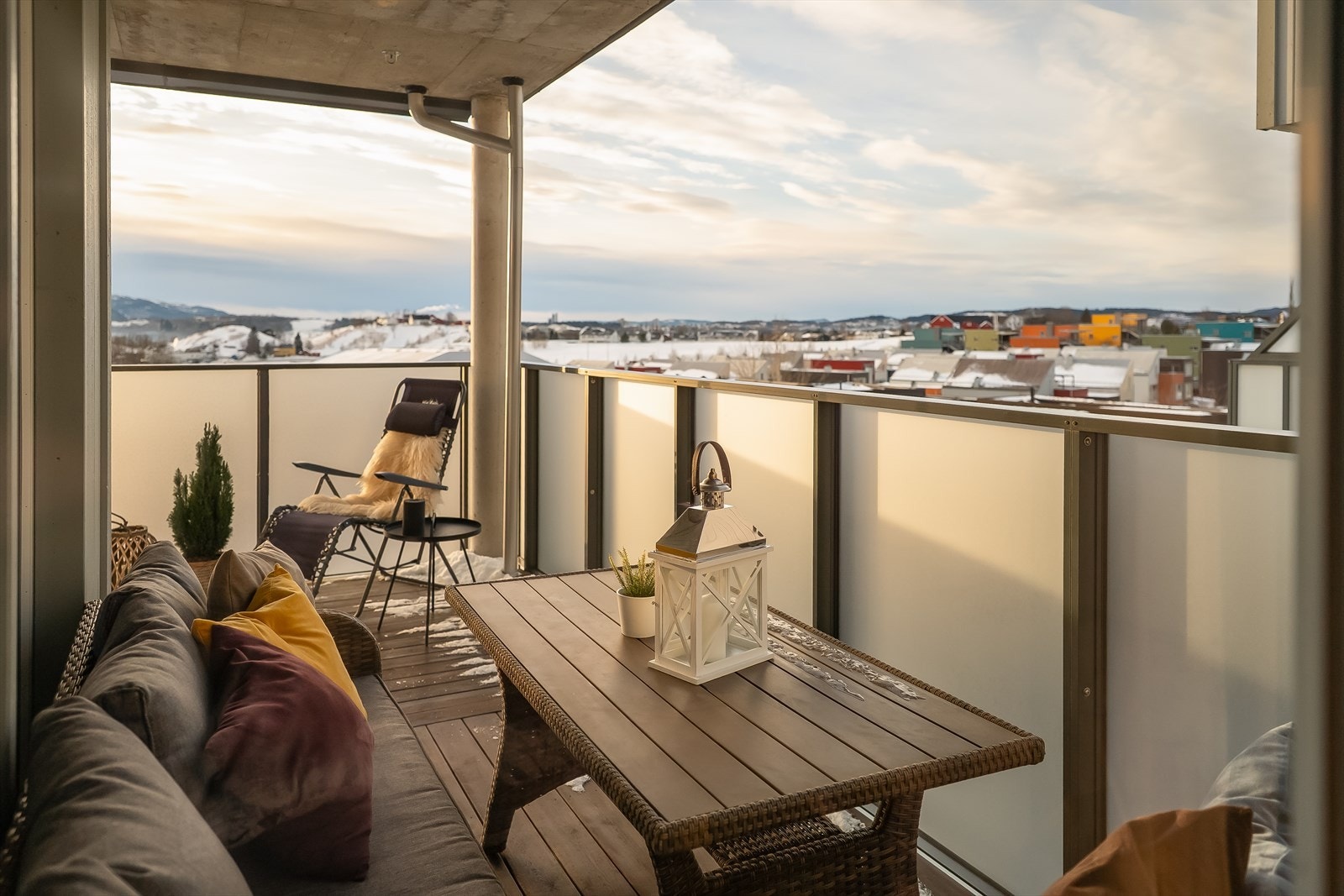 Dette er den eneste balkongen som er utstyrt med frostet glass, noe som gir ekstra skjerming. Galleribilde