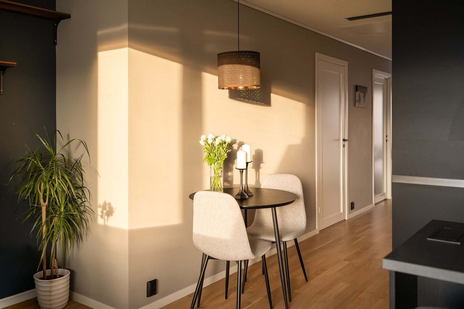 Leiligheten har en åpen løsning mellom stue og kjøkken, med plass til både sittegruppe og et mindre spisebord. Galleribilde