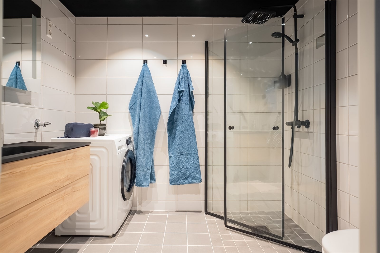 Lekkert, flislagt baderom med varme i gulvet og opplegg for vaskemaskin. Galleribilde