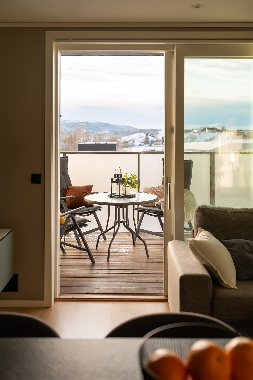 Fra stuen har man utgang til en stor, sørvendt balkong med gode solforhold. Galleribilde