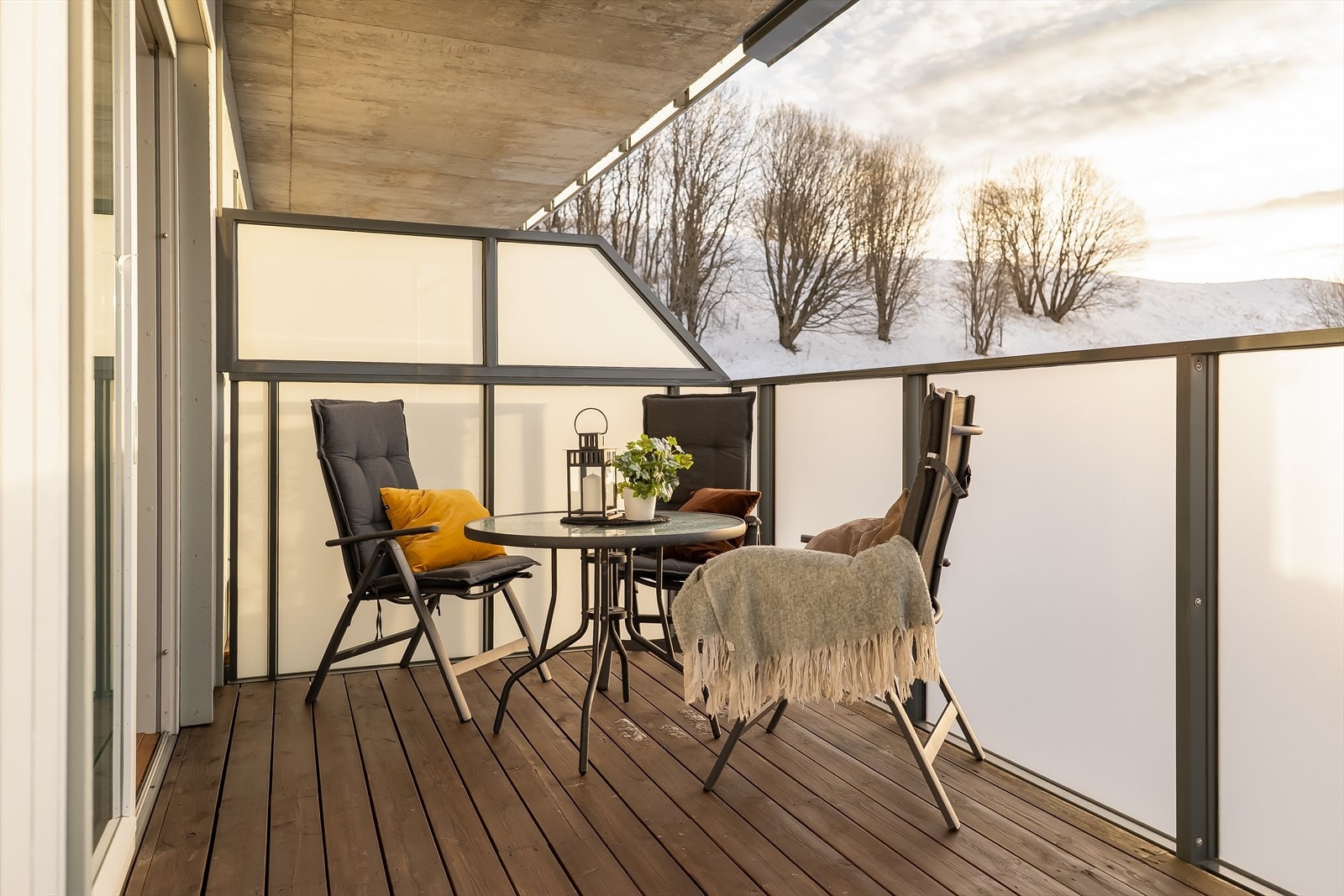 Den gode størrelsen sørger for god plass til flere sittegrupper, grill og alt som hører sommeren med. Galleribilde