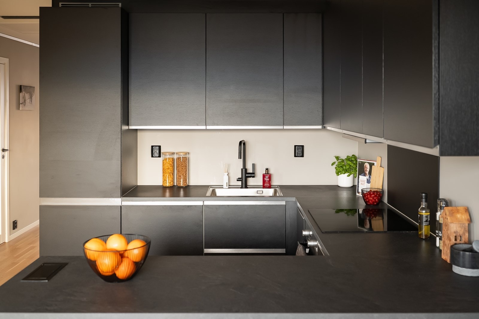 På kjøkkenet har man også et skjult rom for robotstøvsuger. Galleribilde