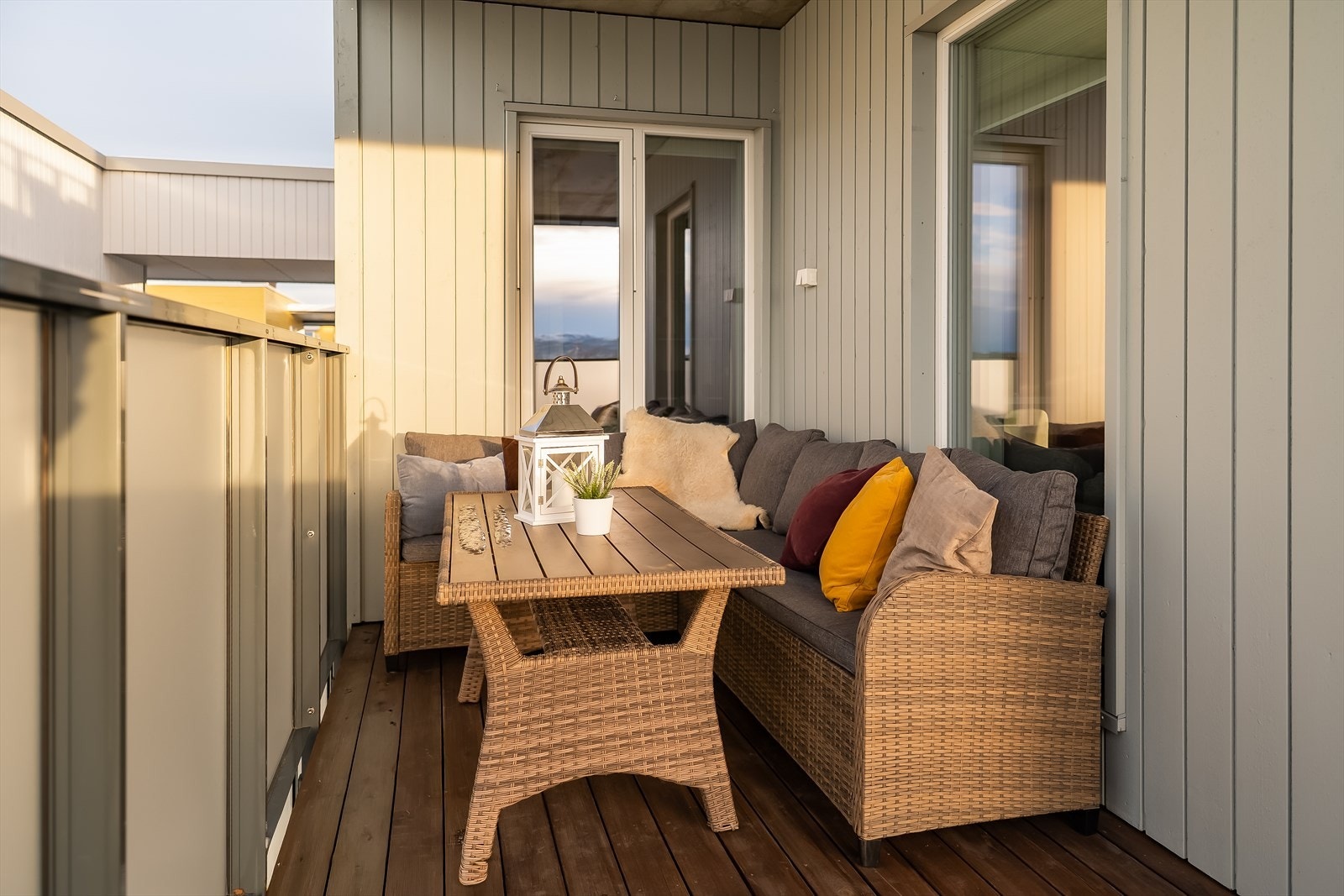 Balkongen er overbygd som gjør at den kan brukes gjennom flere årstider. Galleribilde