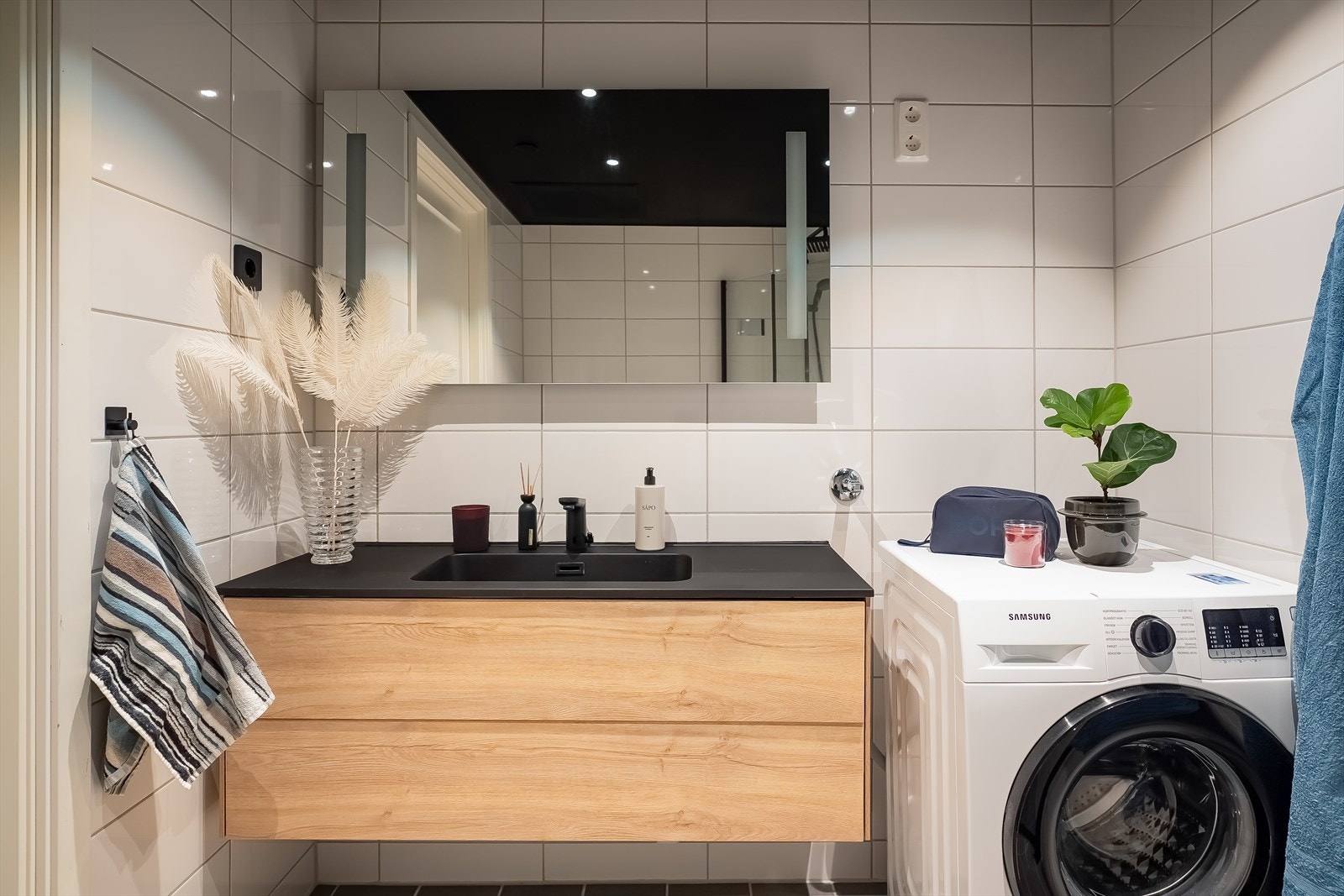 Sorte detaljer gir rommet et eksklusivt og moderne uttrykk. Den store baderomsinnredningen sørger for godt med oppbevaringsplass. Galleribilde