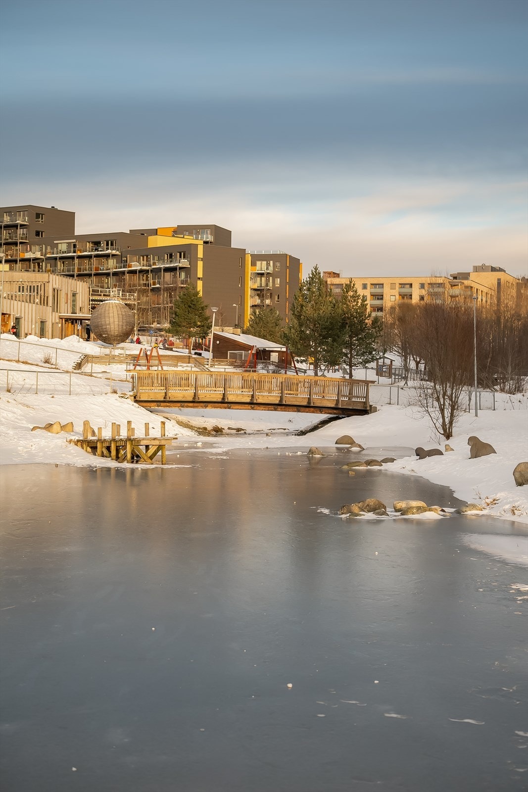 Estenstadmarka ligger like i nærheten og byr på flotte tur- og rekreasjonsmuligheter året rundt. Her finnes et omfattende nett av turstier og skiløyper, med populære turmål som Estenstadshytta og Estenstaddammen. Galleribilde