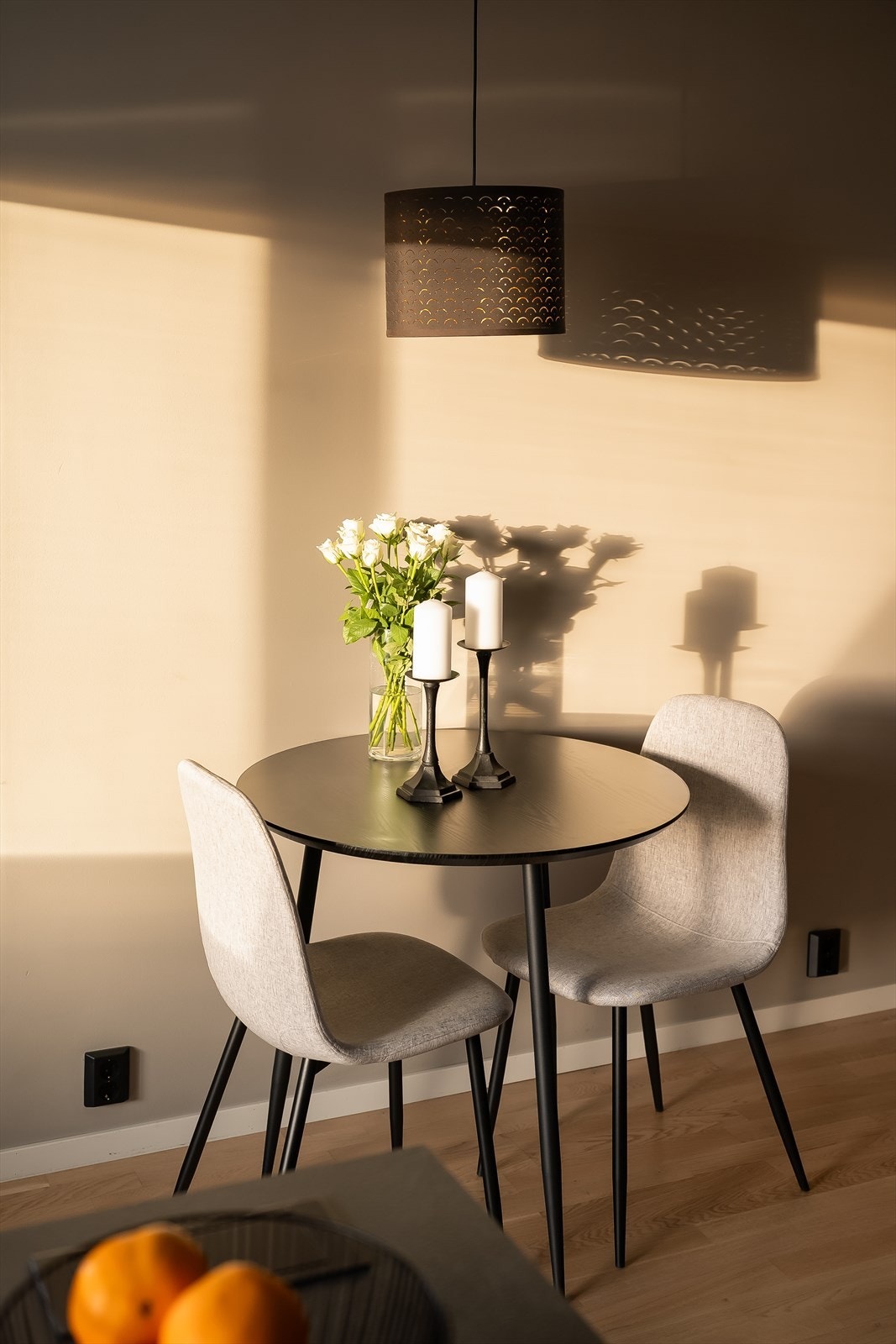 Gjennomgående parkett og malte, slette overflater gir et helhetlig og tidsriktig uttrykk. Galleribilde