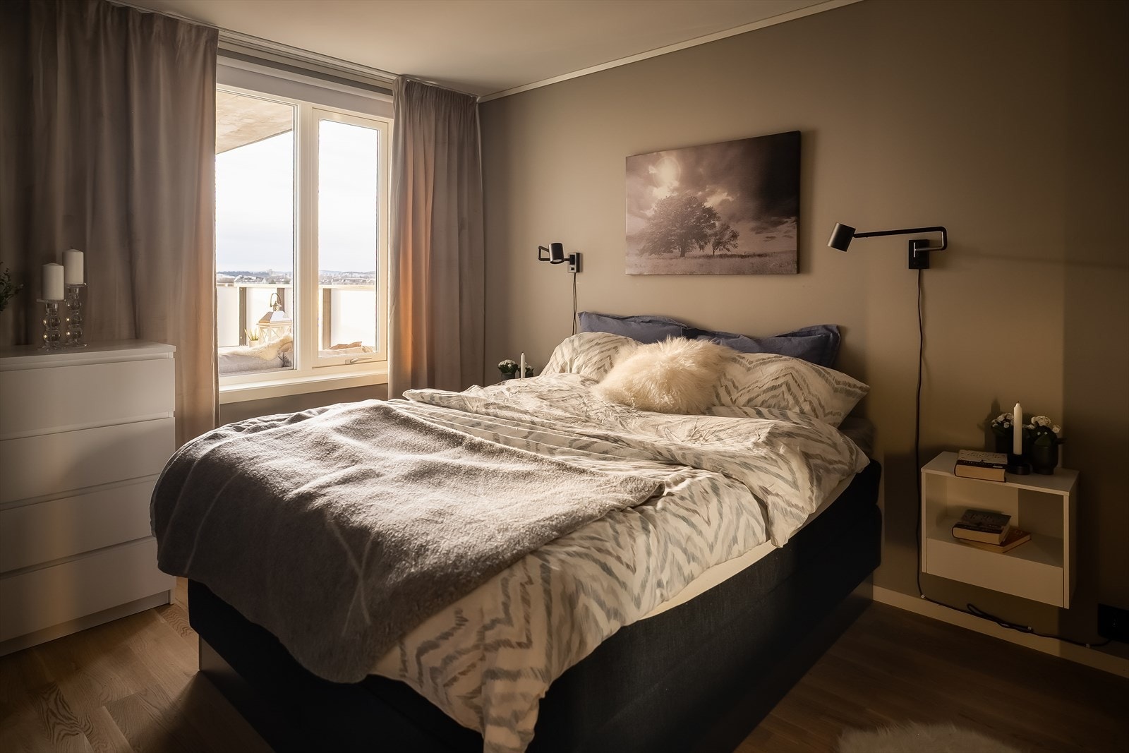 På hovedsoverommet får du en avslappende og behagelig sone med god plass til dobbeltseng, nattbord og ønsket møblering. Galleribilde