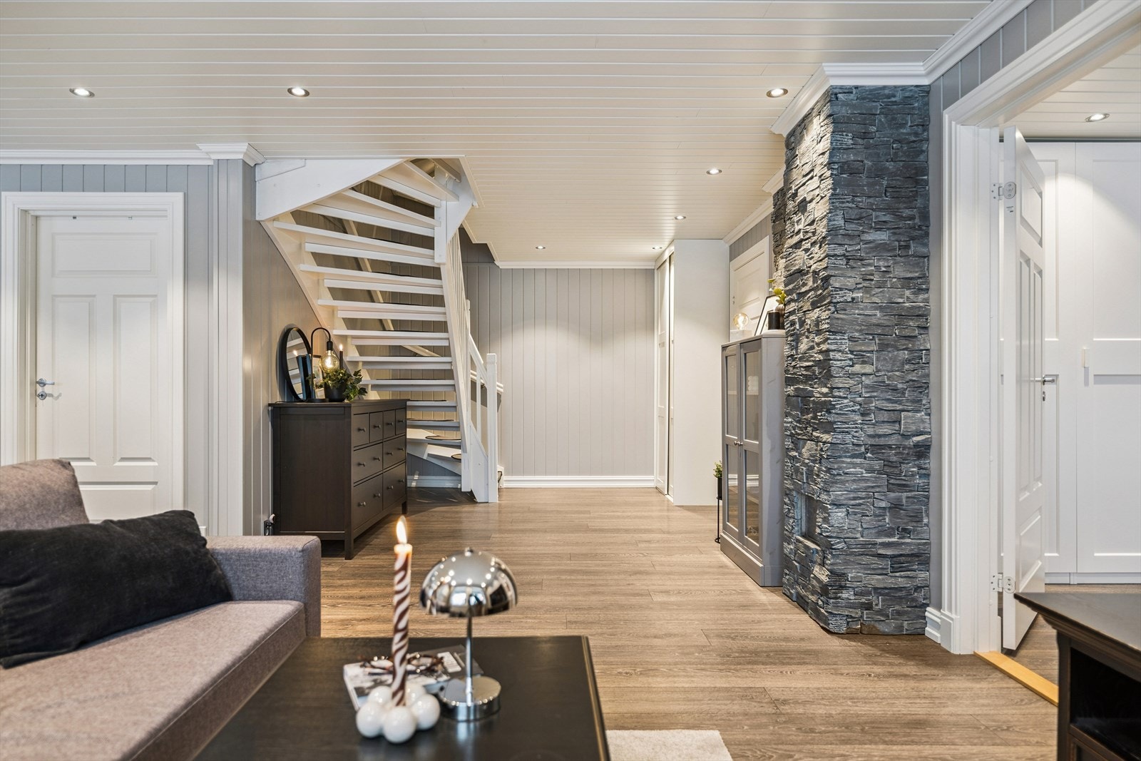 Pipa er steinbelagt gjennom hele boligen Galleribilde