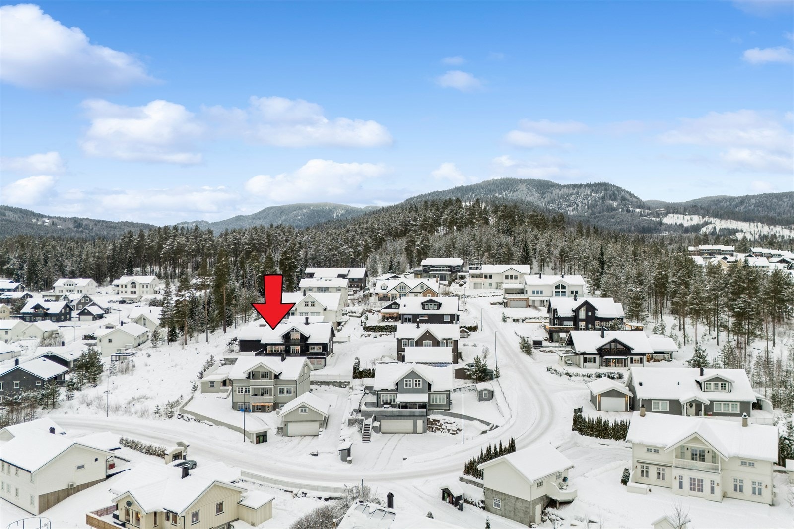 Friområdet ligger helt nært på ene siden og man har dermed ingen naboer tett på. Både uteplasser og hage oppleves derfor usjenert Galleribilde