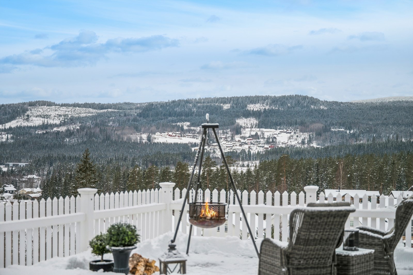 Fra uteplassene har man en vidstrakt og flott utsikt over landskapet Galleribilde
