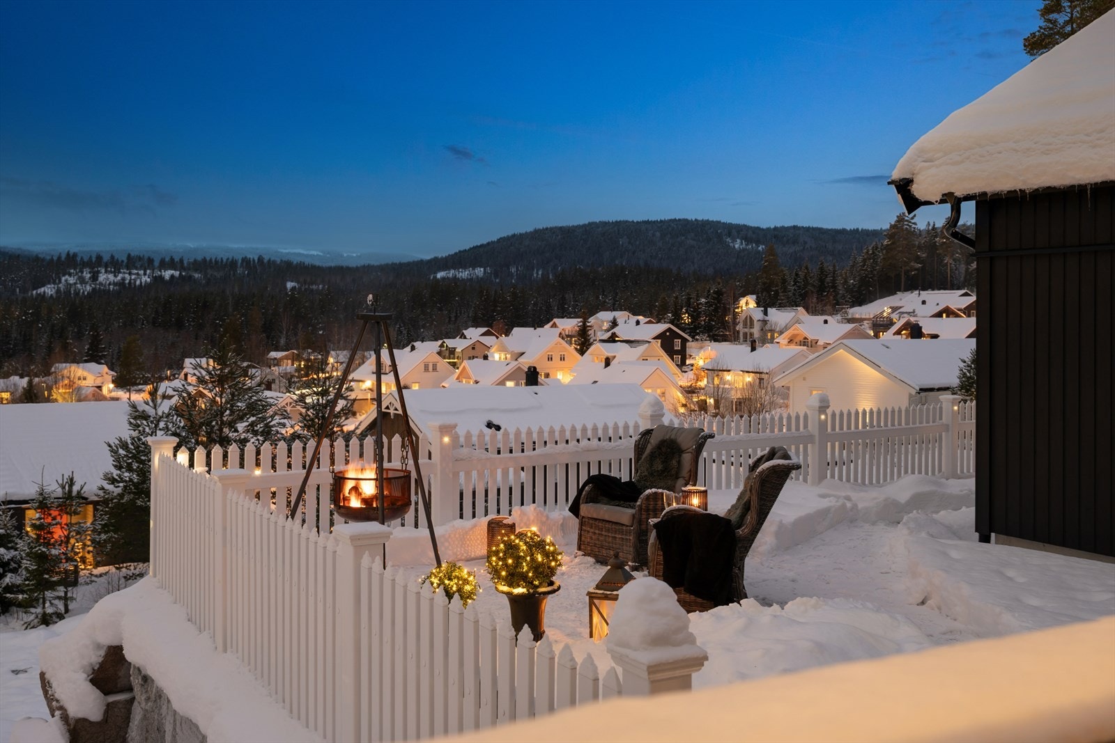 Eiendommen har fin og luftig utsikt, samt gode solforhold hele dagen gjennom hele året Galleribilde