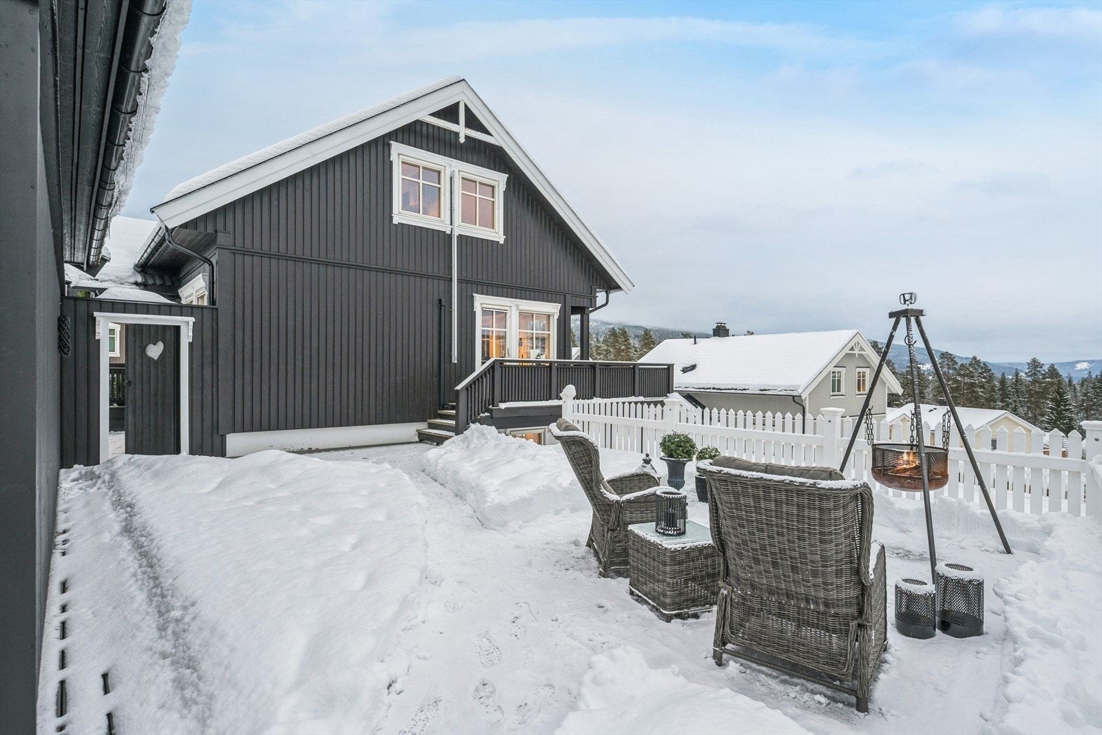 I 2018 ble det bygget ny terrasseplatting mellom huset og garasjen. Terrassegulvet og gjerdet på terrasseplattingen er bygget i vedlikeholdsfritt materiale Galleribilde