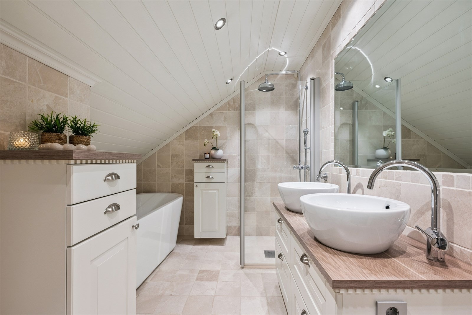 Badet i loftsetasjen er utstyrt med både badekar og dusj med glassdør Galleribilde