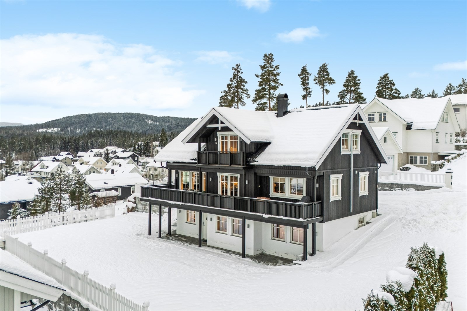 Dette er en innholdsrik og flott familiebolig over tre plan med dobbelgarasje Galleribilde