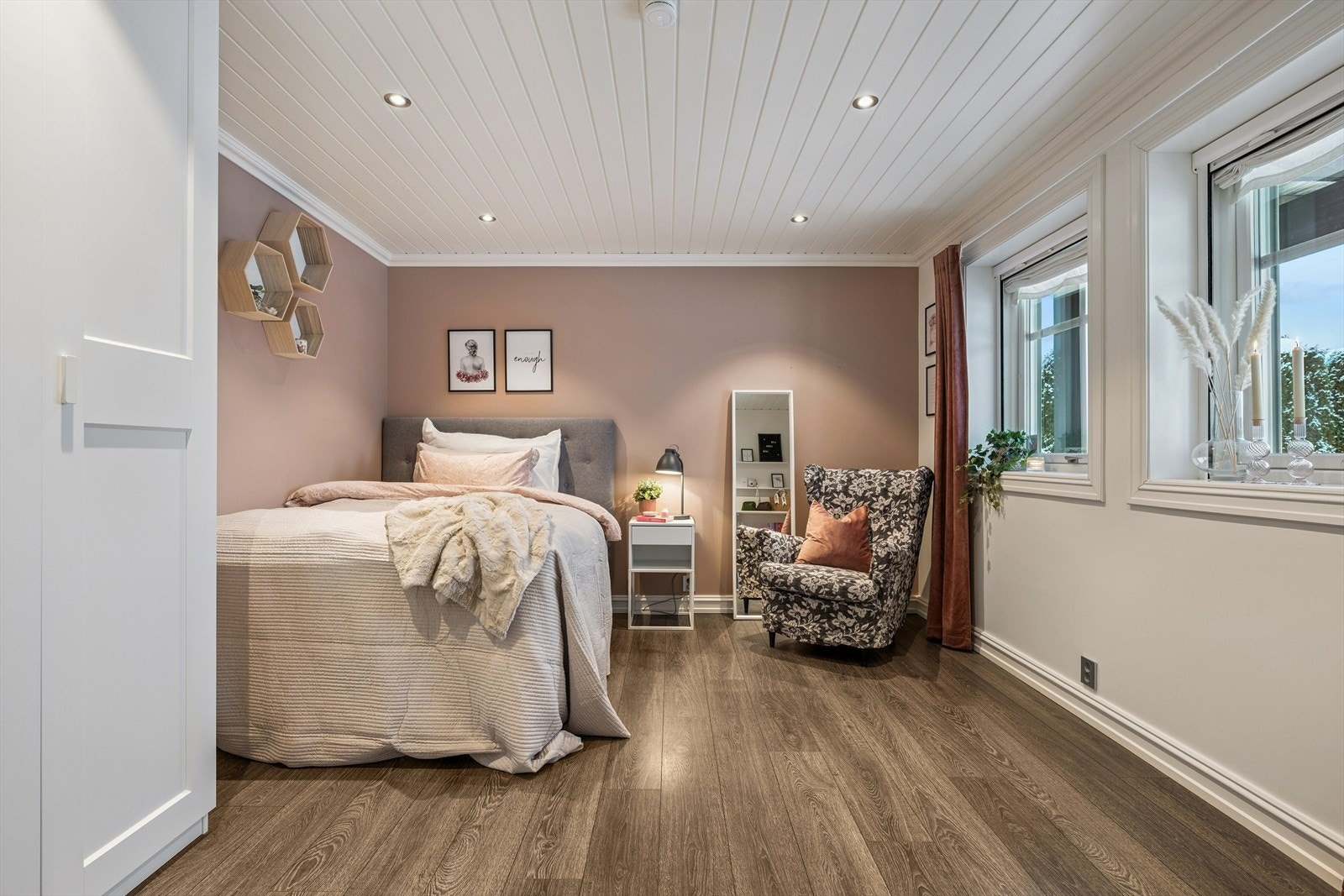 Underetasjen har et romslig soverom. Her er det behagelig gulvvarme. Det er også garderobeskap på dette rommet Galleribilde