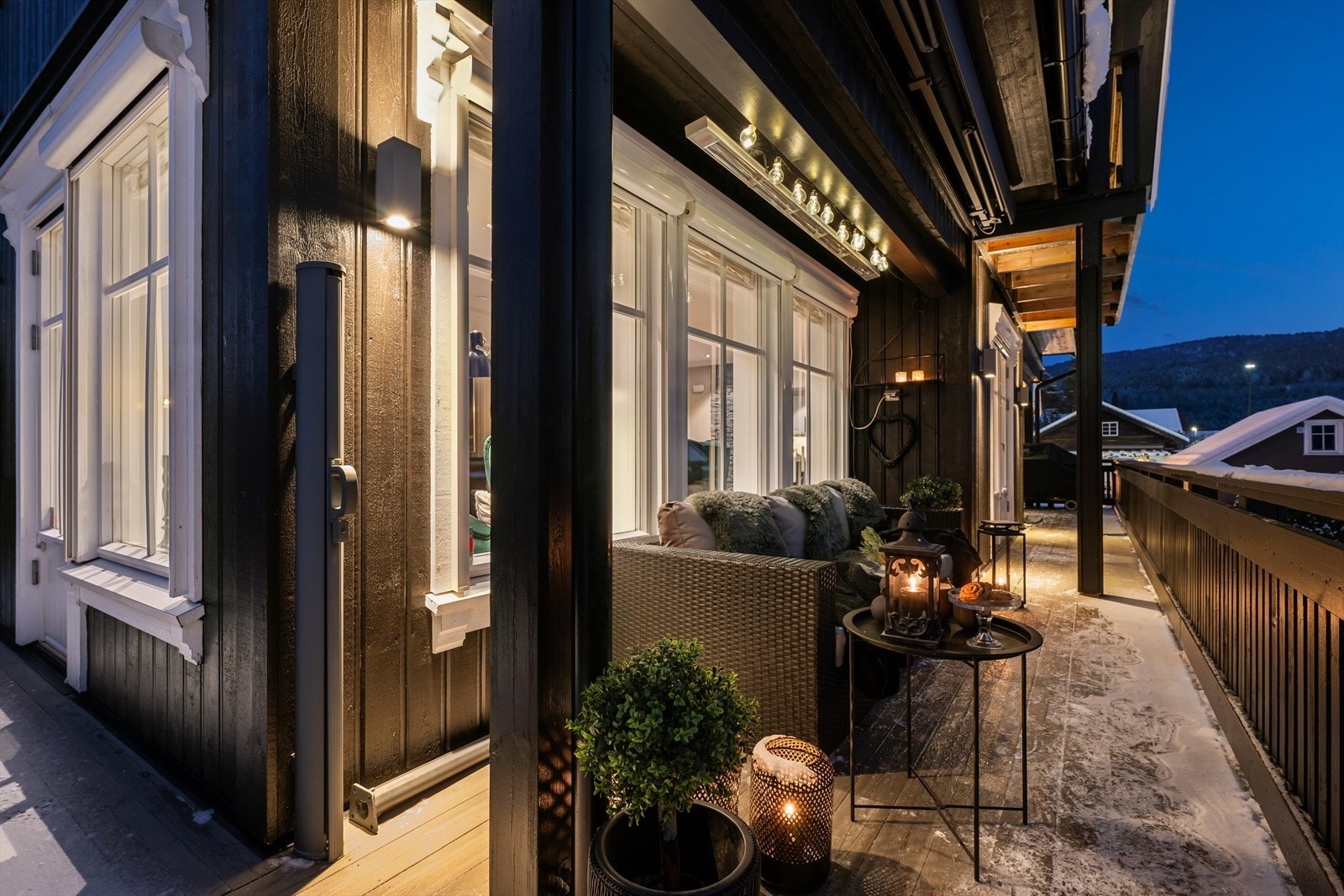 Deler av terrassen er overbygget. Denne delen fremstår lun og skjermet, perfekt for avslapning Galleribilde