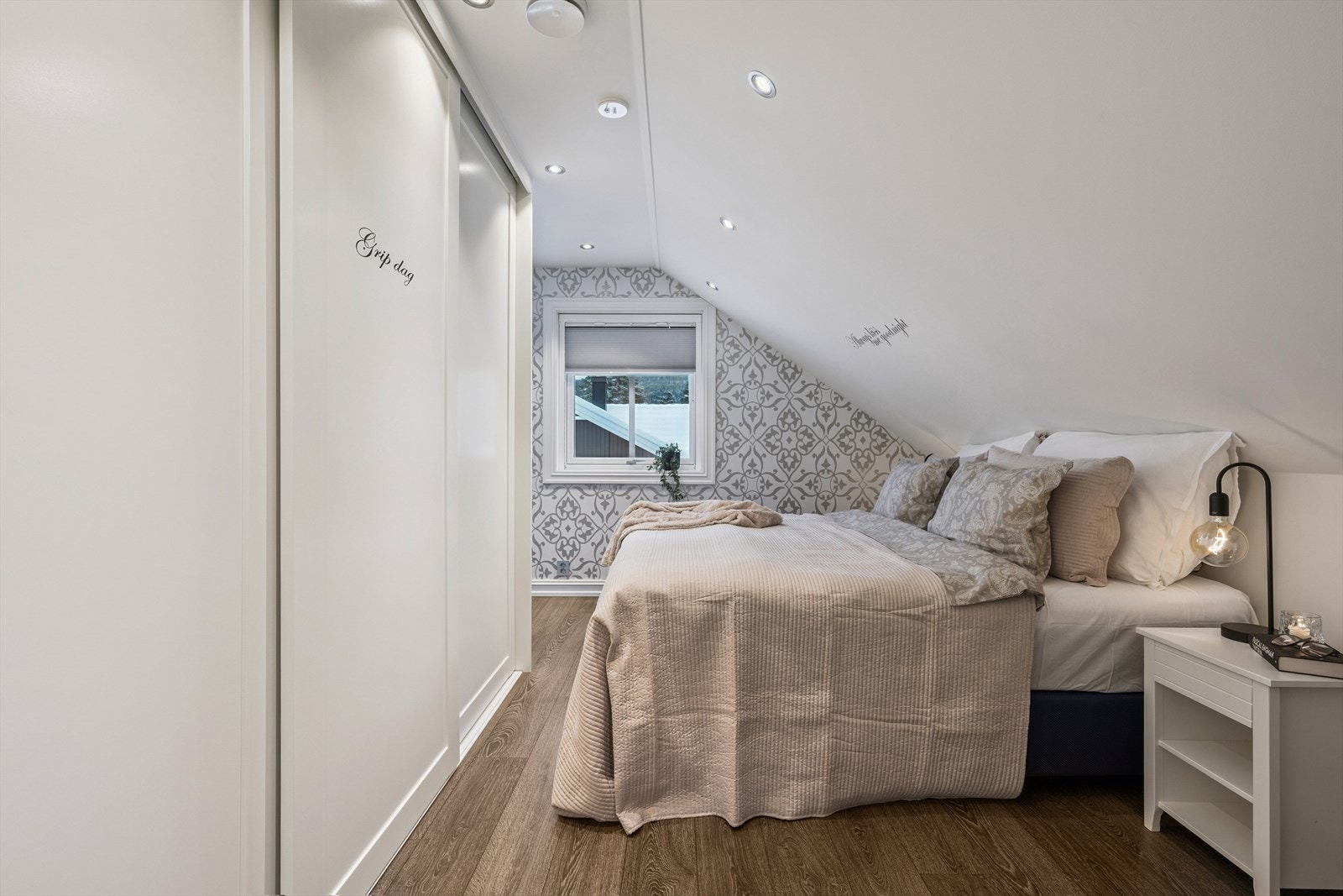 Hovedsoverommet har plassbygd garderobeløsning som strekker seg langs to vegger Galleribilde