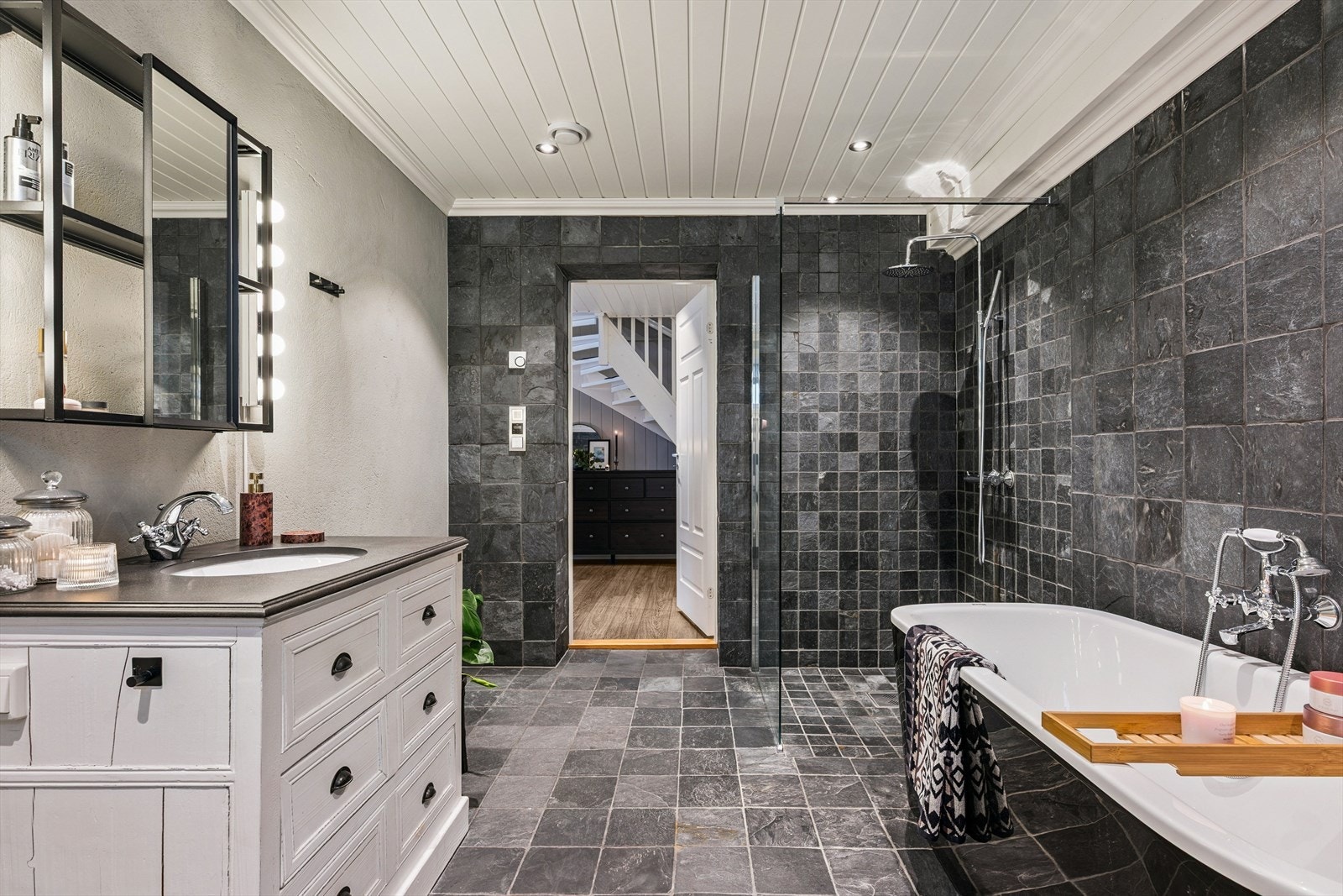 Badet er romslig og utstyrt med både dusj med glassvegg og et frittstående badekar Galleribilde