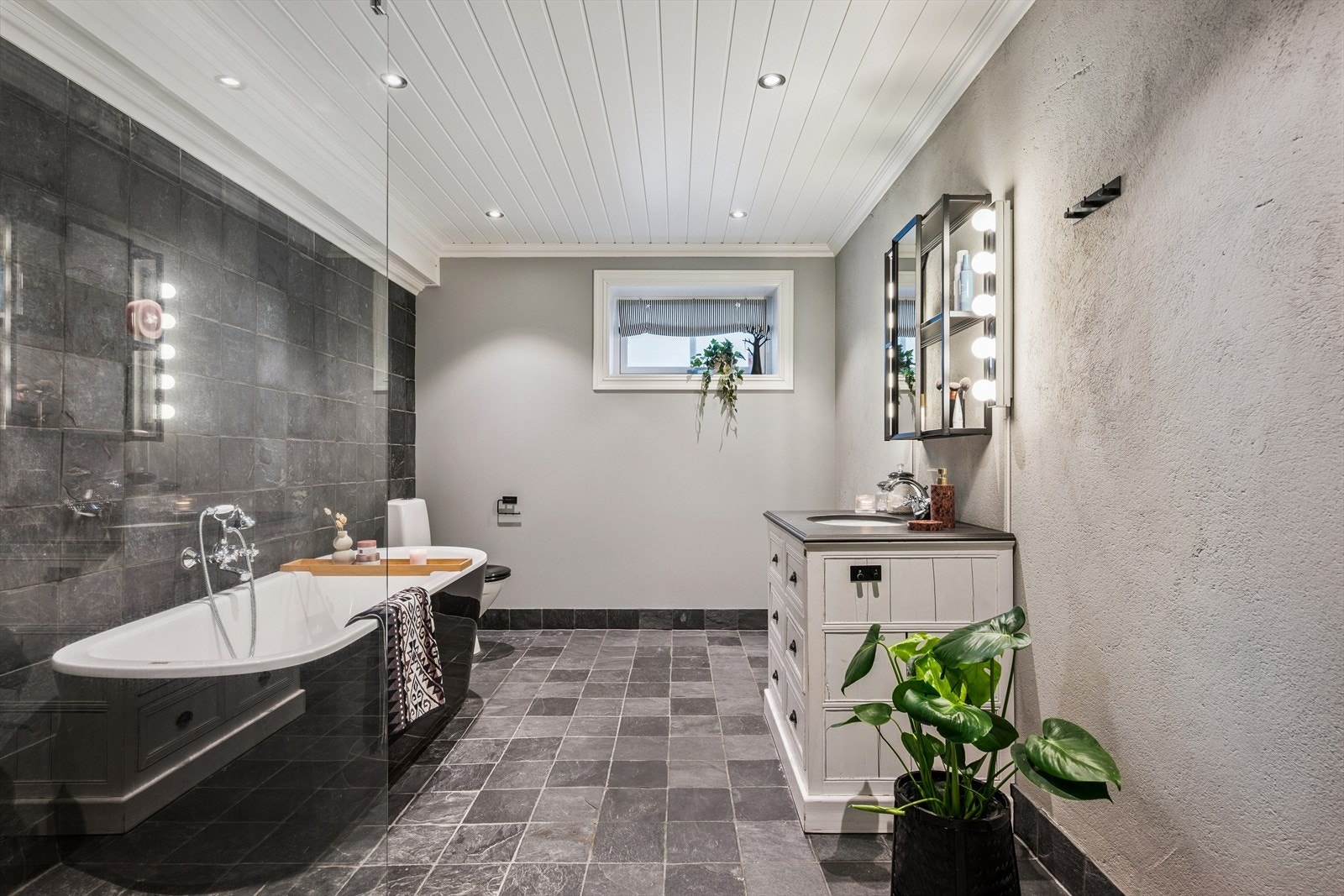 Boligen har også et lekkert bad i u. etasjen Galleribilde