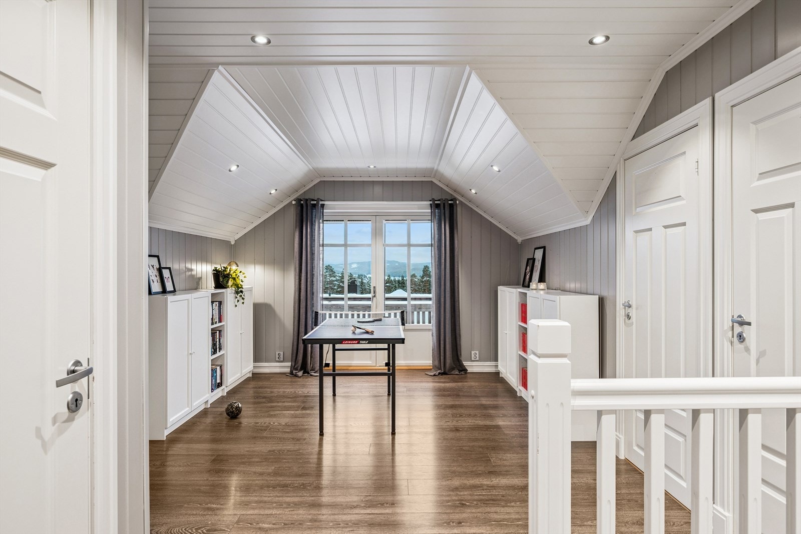 Loftstuen er et lyst og allsidig rom, ideelt som en ekstra TV-stue eller lekeareal Galleribilde