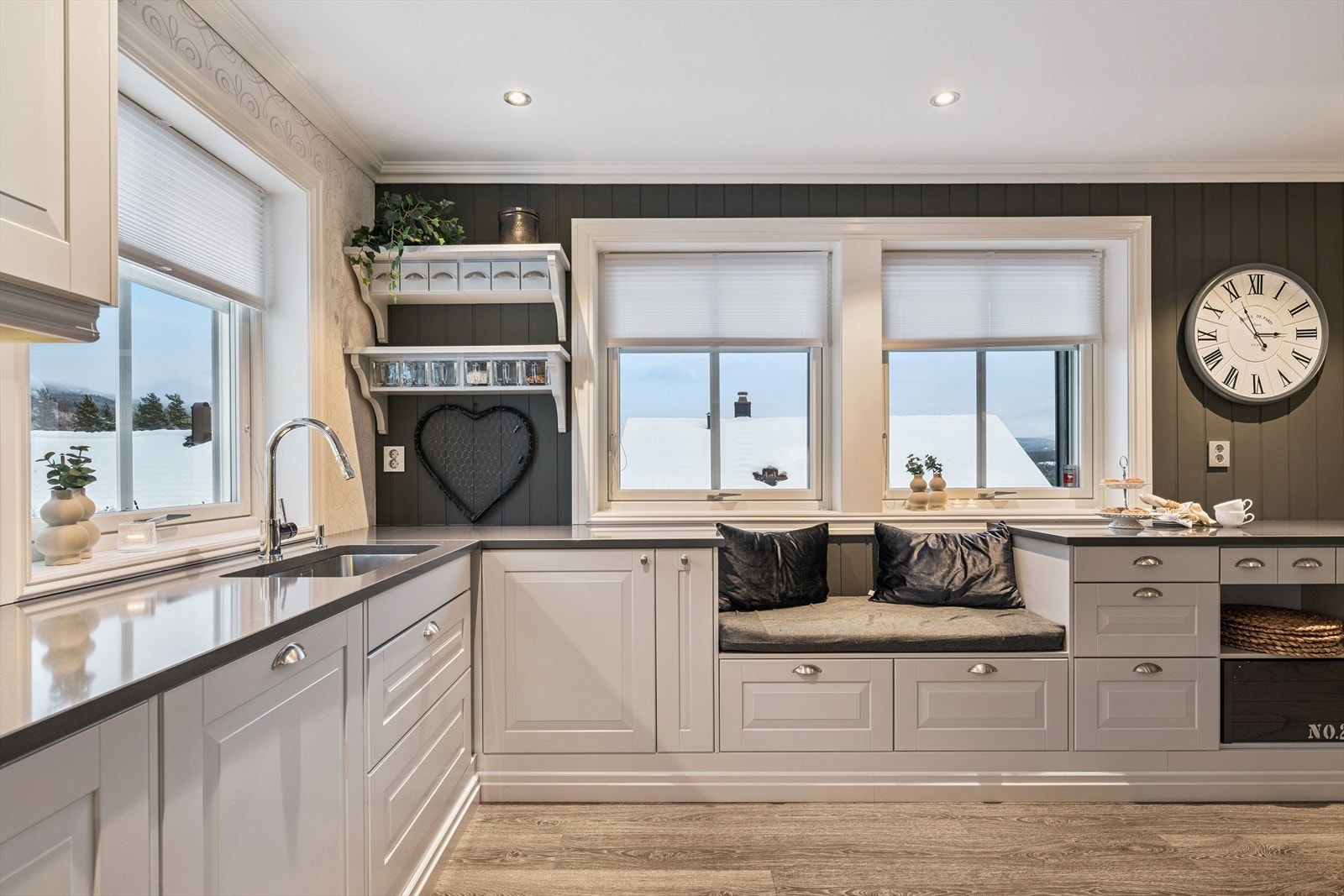 En smart, plassbygd sittebenk ved vinduet gir en ekstra, hyggelig sone på kjøkkenet Galleribilde