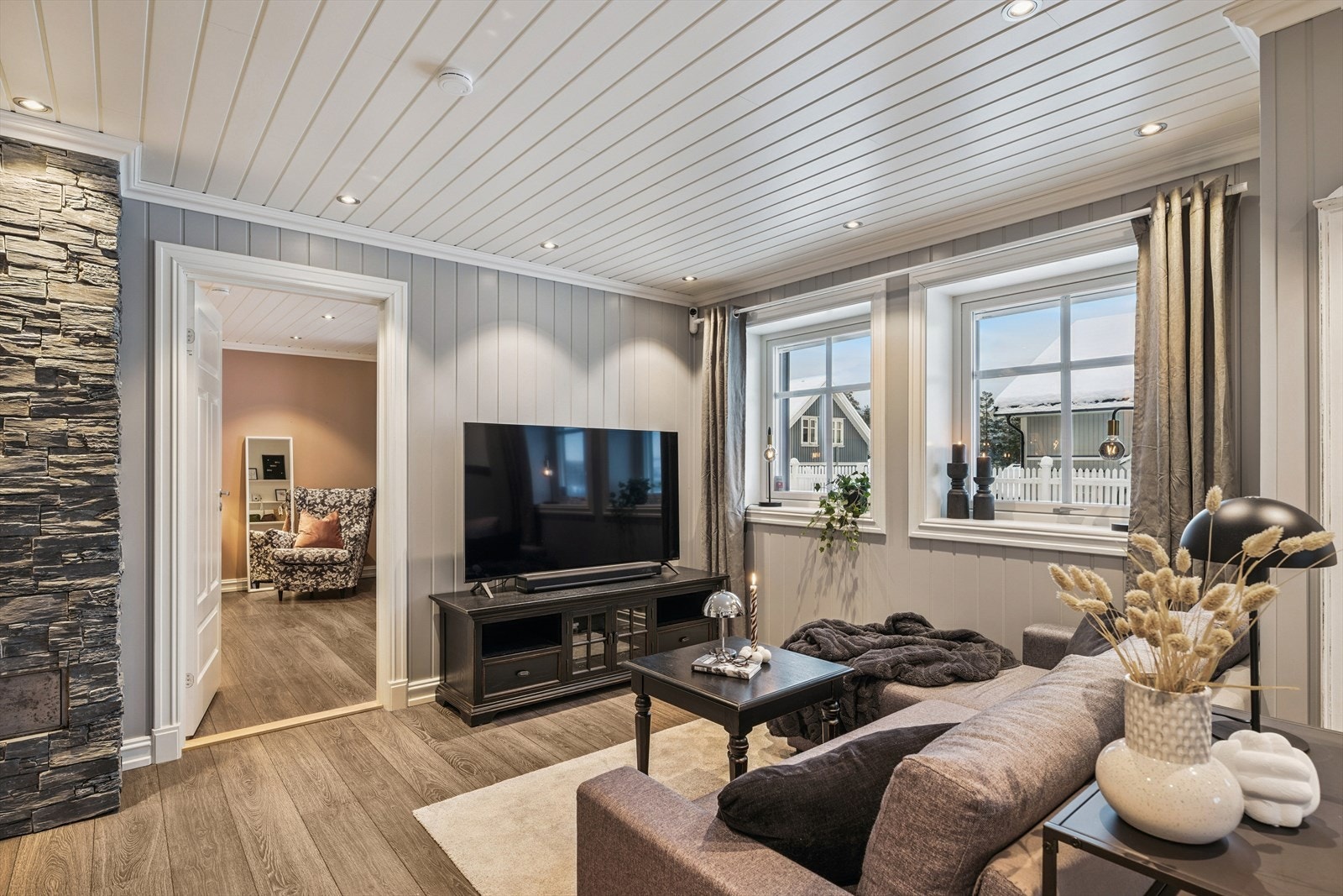 Deler av stuen i underetasjen er på opprinnelig tegning avsatt som hall. Hall regnes ikke som rom for varig opphold, og det må derfor søkes bruksendring. Rommet oppfyller krav til takhøyde og dagslys/utsyn, slik at bruksendringen anses som en formalitet Galleribilde