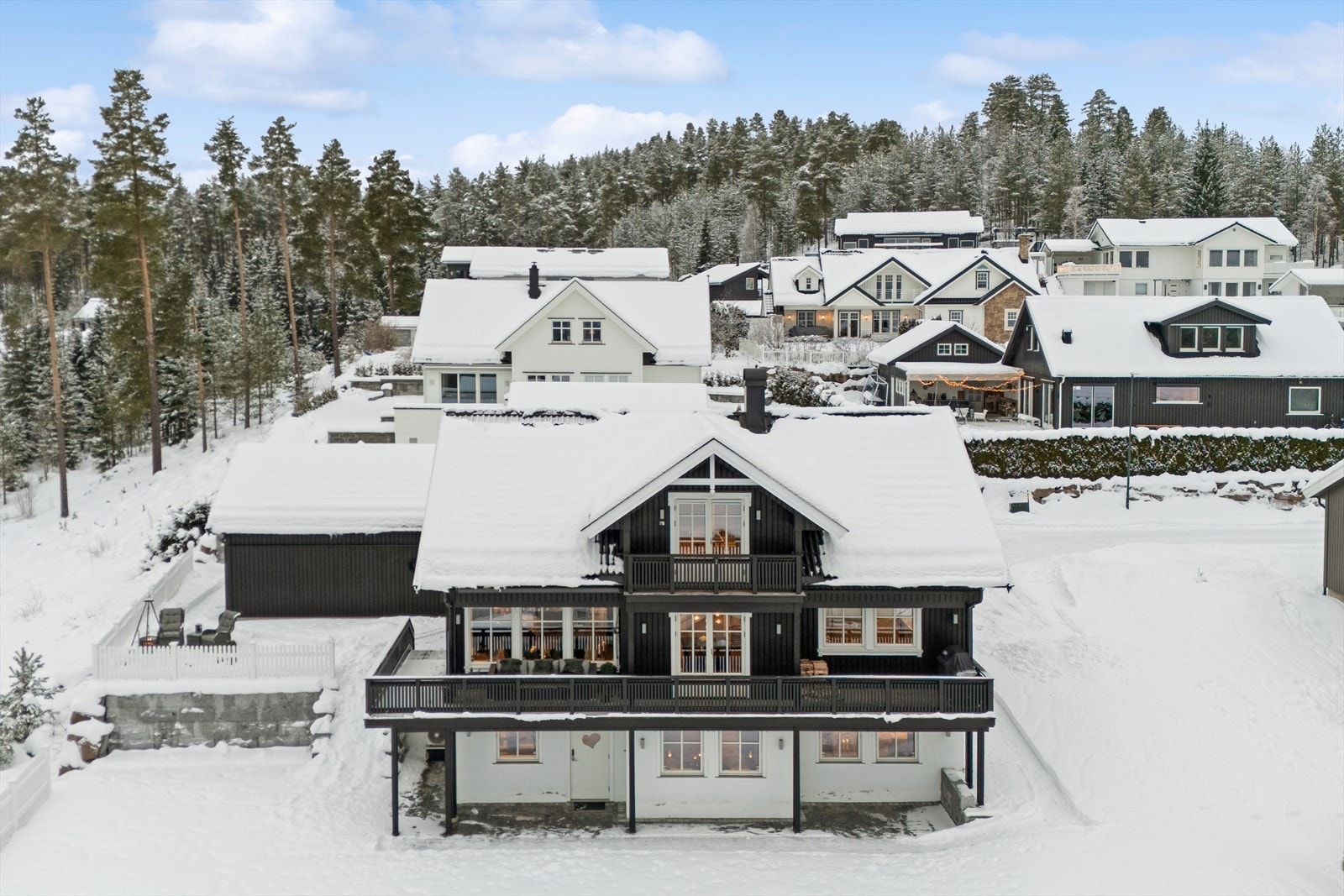 Eiendommen ellers er flott opparbeidet og det er investert betydelig i varige og estetiske kvalitetsløsninger. Blant annet er det forstøtningsmurer i naturstein og granitt, steinsatt gårdsplass og uteplass foran underetasjen Galleribilde