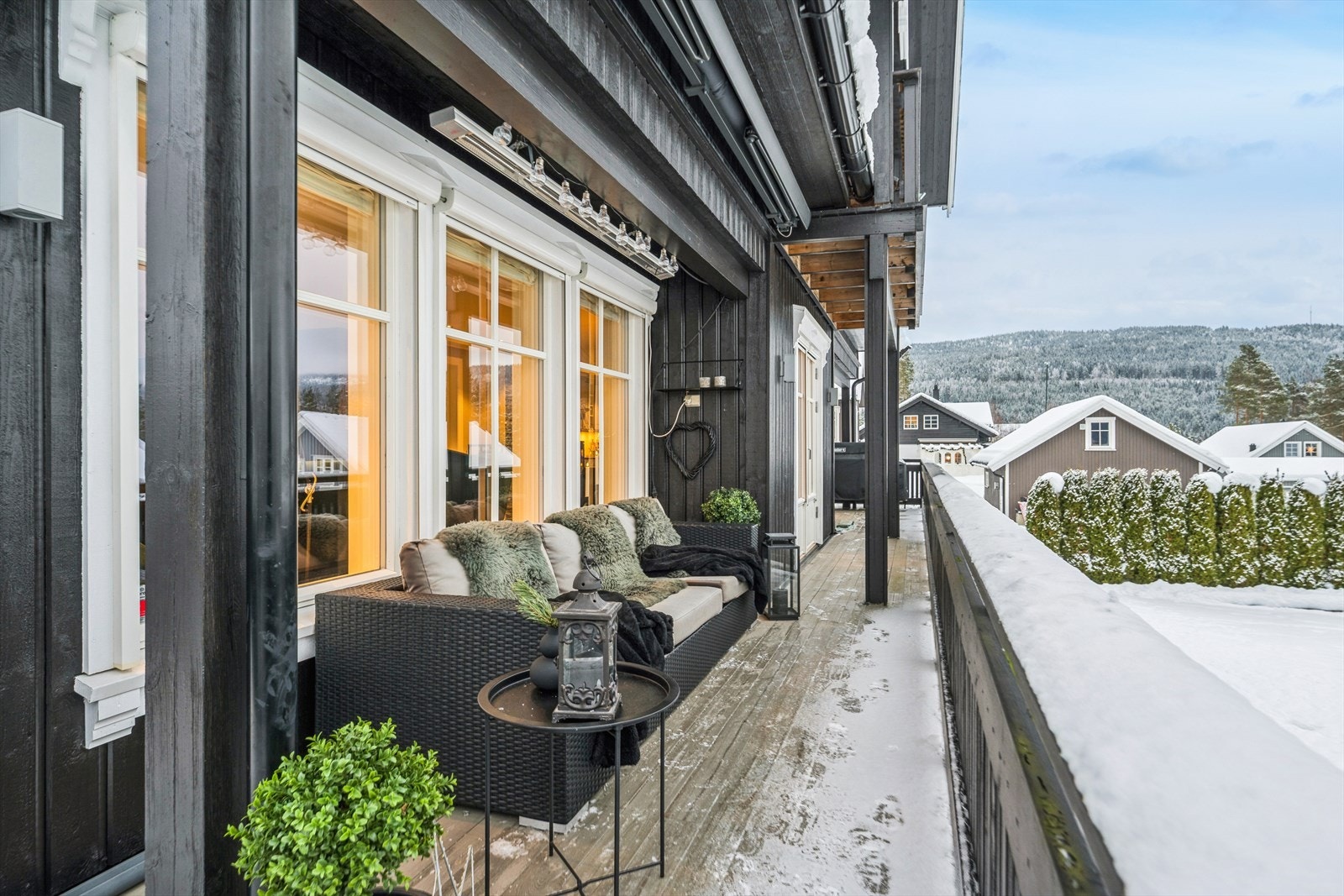 Det er montert utvendig solskjerming på flere av vinduene Galleribilde