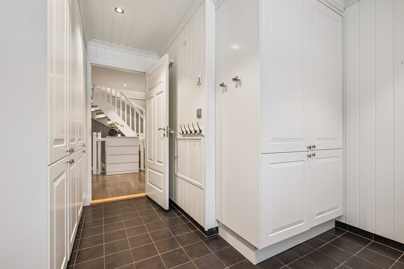 Vaskerommet har rikelig med skapplass Galleribilde