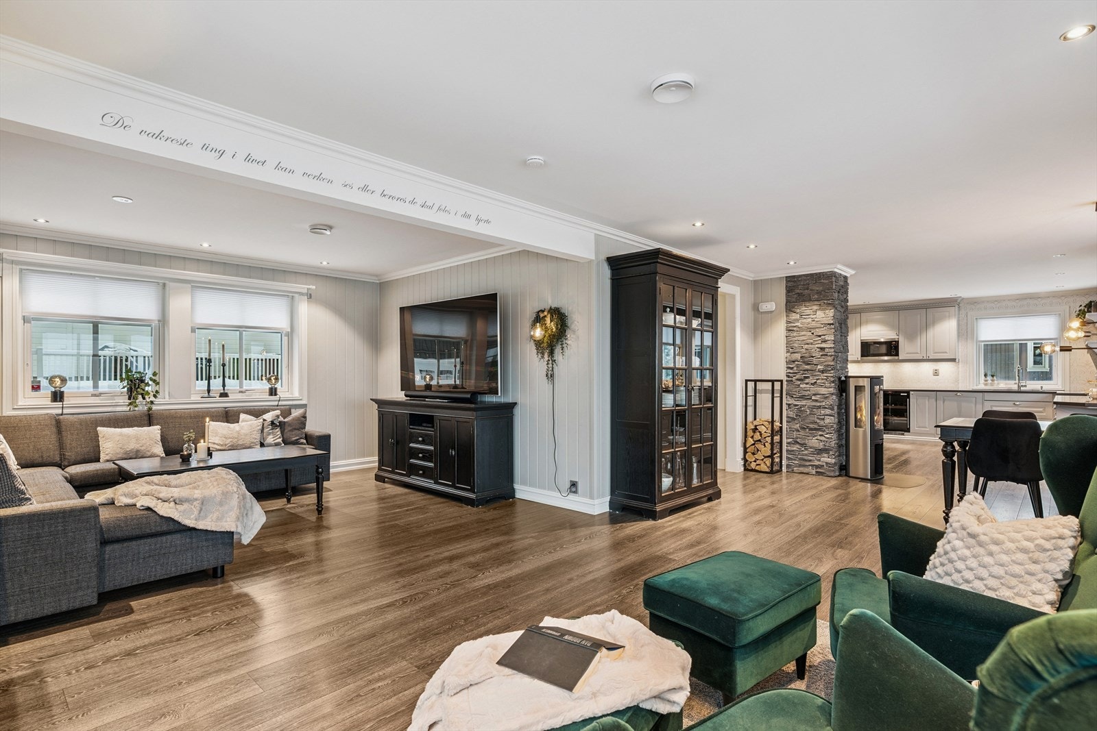 Hovedstuen er vinkelformet og har god plass til både sofagruppe, spisebord og øvrig møblement etter ønske Galleribilde