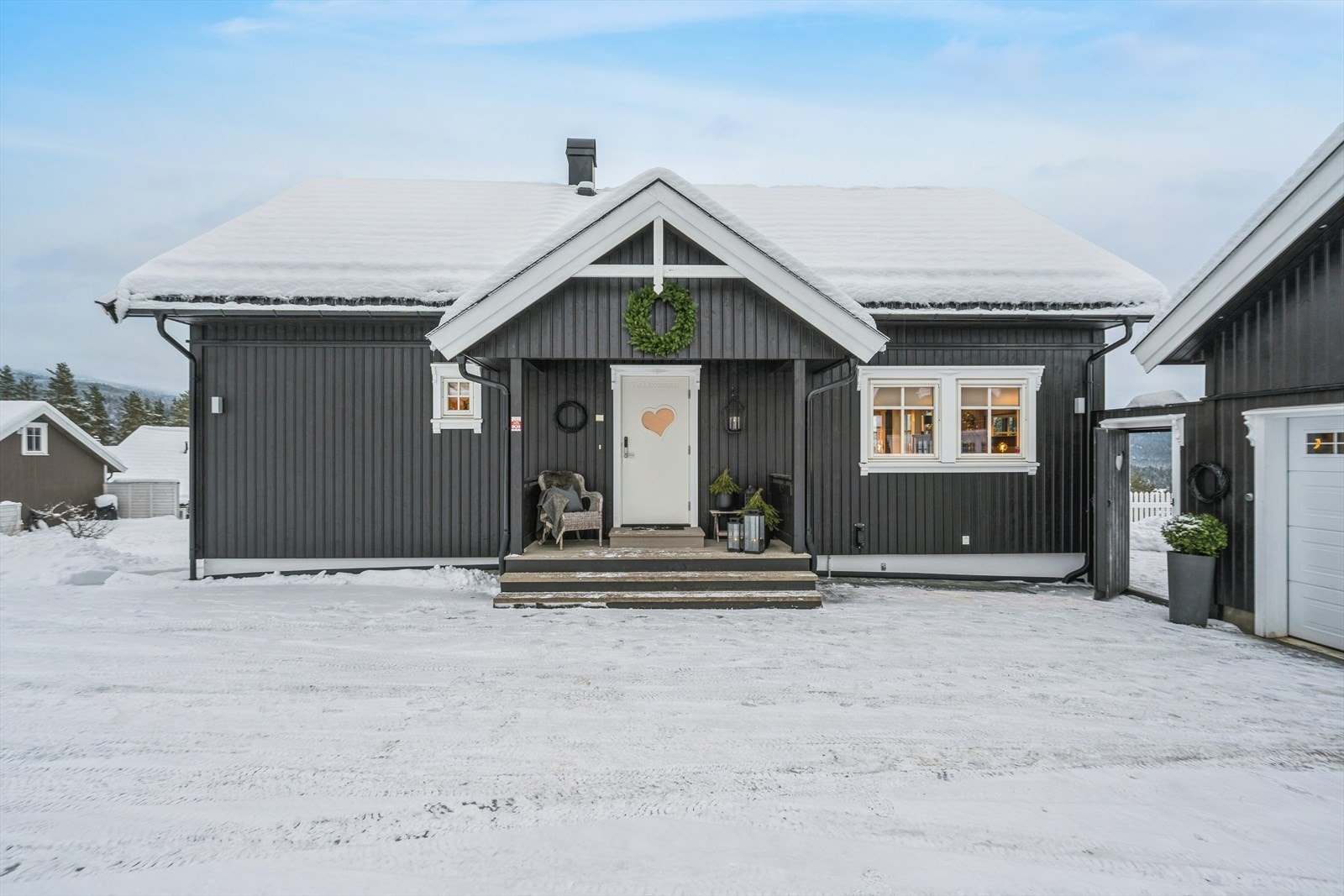 Gode parkeringsmuligheter i dobbelgarasje eller på egen gårdsplass. Det er elbil lader i garasjen Galleribilde