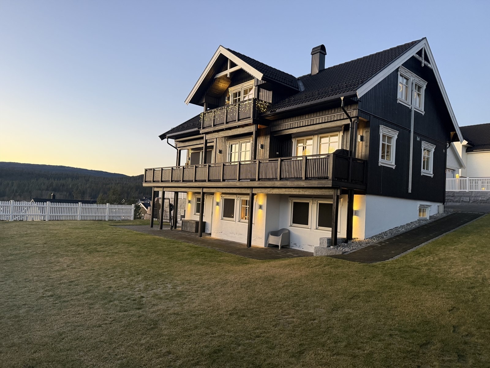 Tomten er opparbeidet med store plenarealer som innbyr til lek og aktiviteter for hele familien Galleribilde