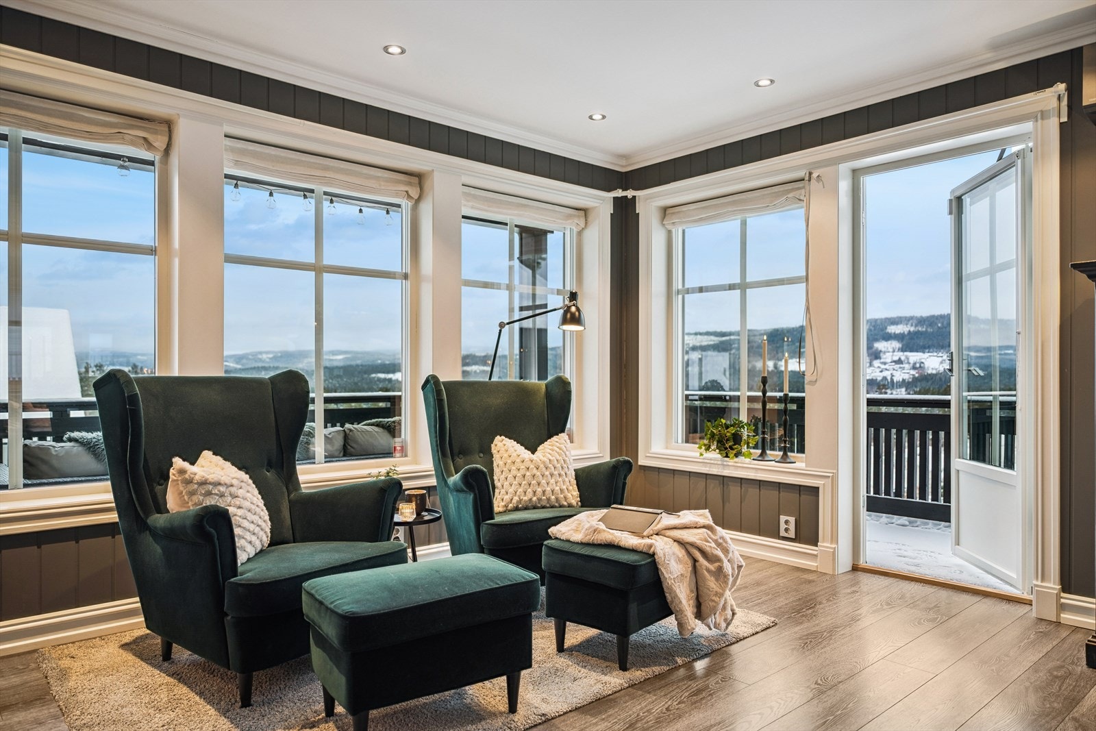 Fra stuen er det direkte utgang til en sørvendt terrasse på hele 102 m² Galleribilde