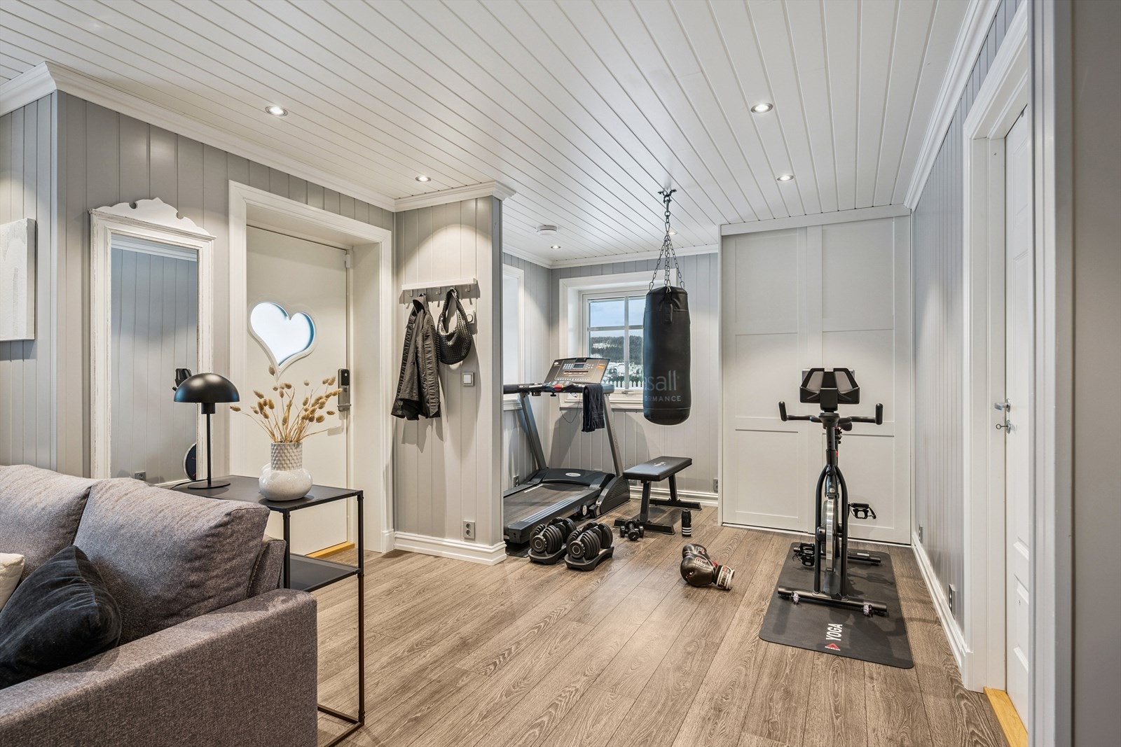 Deler av stuen benyttes i dag som 'treningsrom'. På opprinnelige tegninger var denne delen ('treningsrom') avsatt til kontor. Trenger man derfor et kontor eller et 5. soverom, kan dette enkelt etableres ved å sette opp en lettvegg Galleribilde