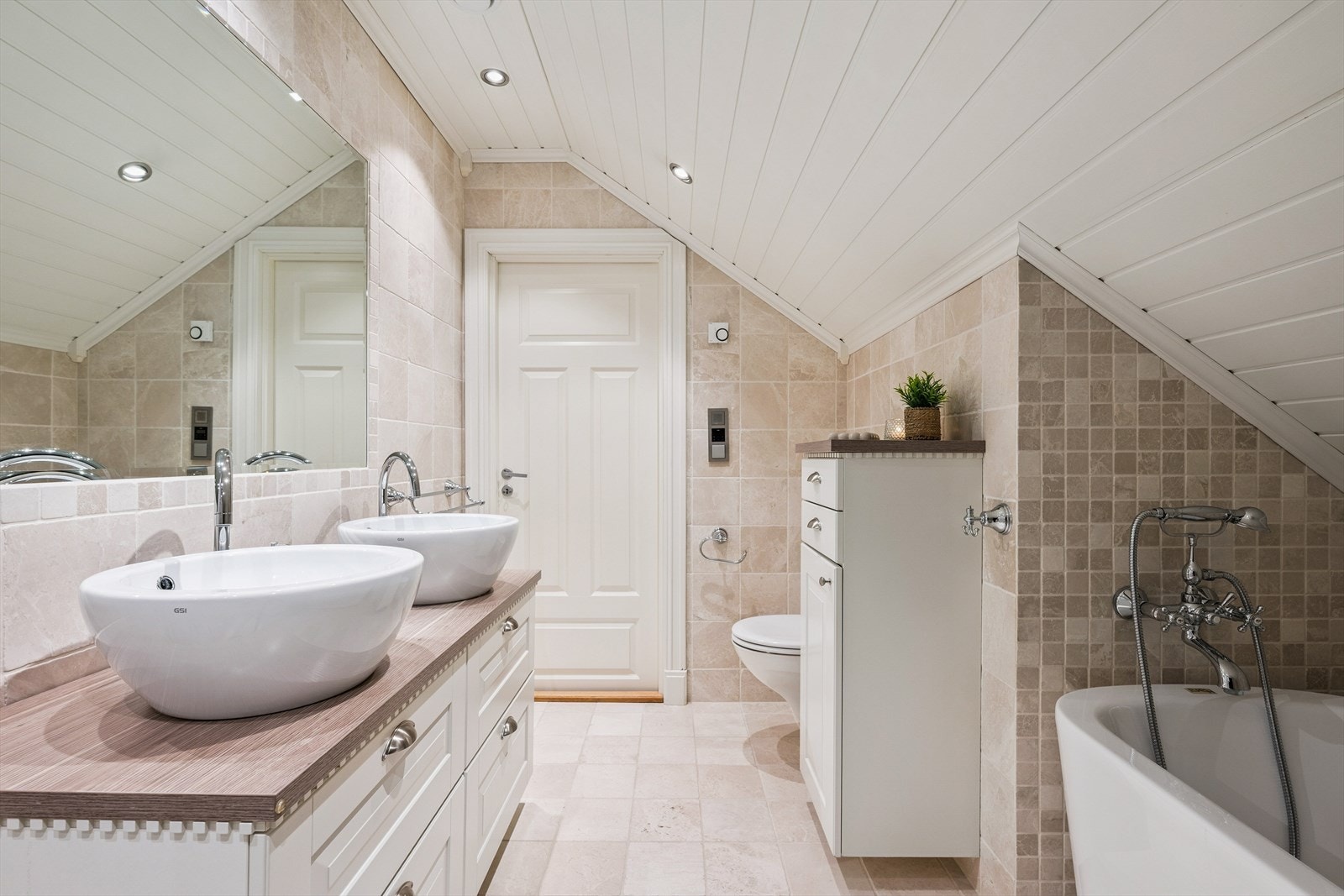 Her er det en elegant dobbelservant med underskap, og varme i gulvet for ekstra komfort Galleribilde