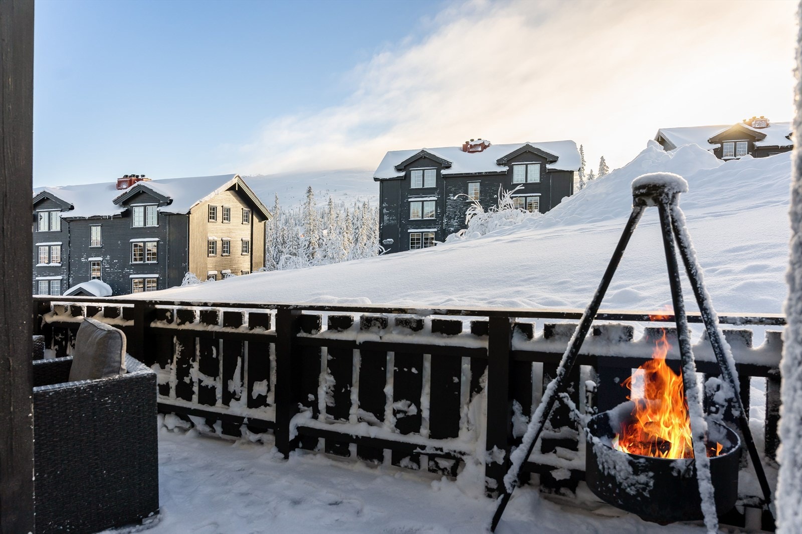 Fra stuen har du utgang til en solrik sydvendt terrasse på ca. 16m². Galleribilde