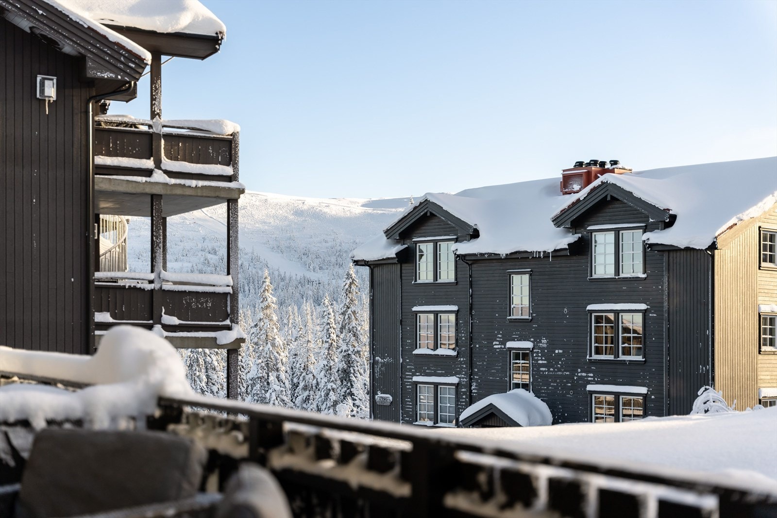 Beliggenheten mot syd sørger for gode solforhold, og det er nydelig utsikt til fjellet. Galleribilde