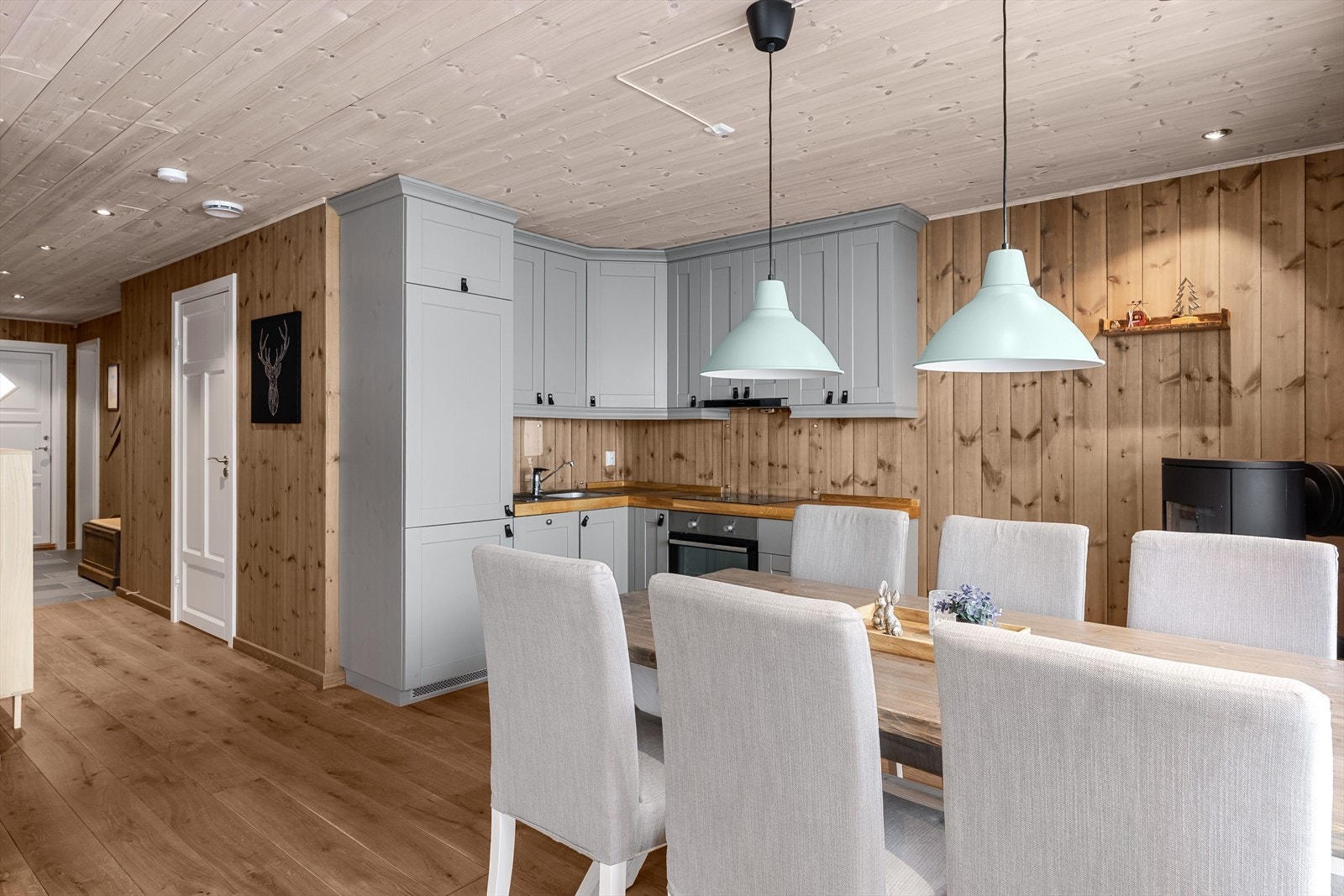 God standard med flotte enstavs tregulv, lun panel på veggene, skult elektrisk anlegg og downlights i himlingen. Galleribilde