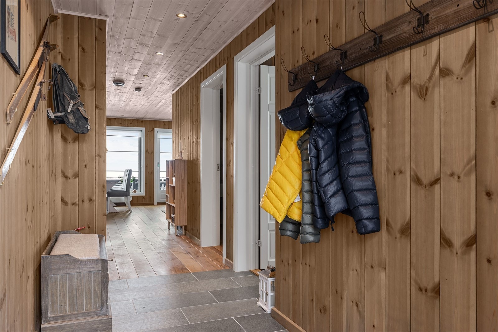 Entréen har god standard fra 2016 med flislagt gulv, deilig gulvvarme, lun panel på veggene, skjult elektrisk anlegg og downlights i himlingen. Galleribilde