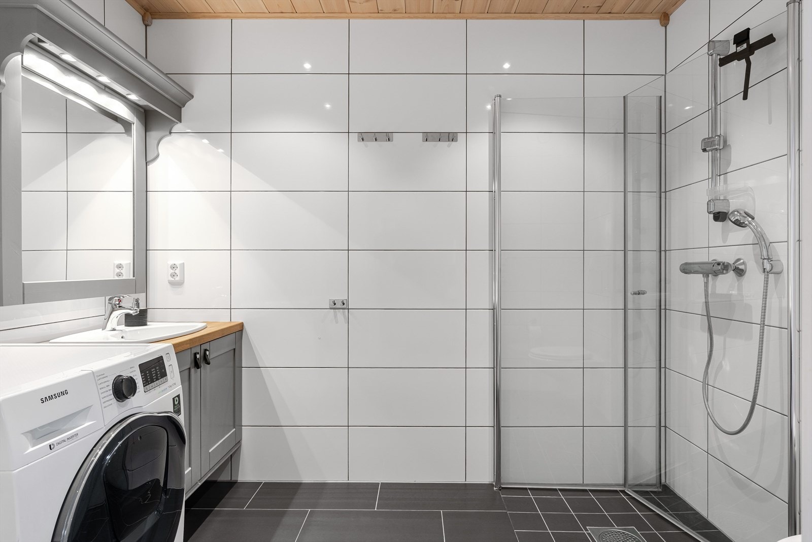 Leiligheten har et lyst og moderne baderom fra byggeåret 2016. Baderommet har mørke fliser på gulv med gulvvarme, downlights i himlingen og avtrekk via balansert ventilasjon. Galleribilde