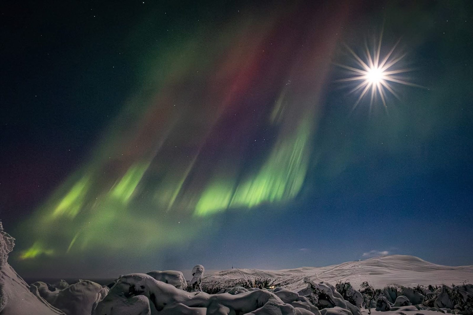 Er du heldig kan du oppleve et riktig flott nordlys over de vakre fjelltoppene. Fotograf: Ola Mattson i Skistar. Galleribilde