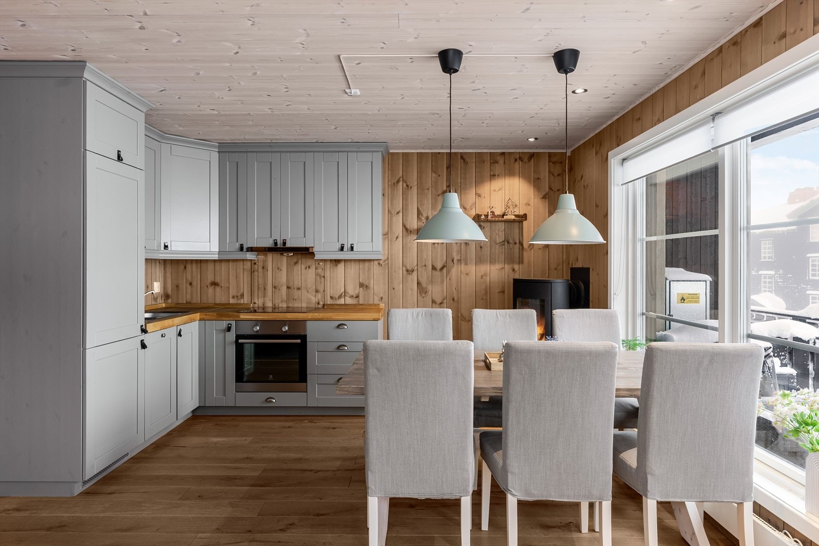 Pen plassbygget kjøkkeninnredning fra 2016 med god skap- og benkeplass. Kjøkkenet er fullt utstyrt med integrerte hvitevarer som medfølger i handelen. Galleribilde