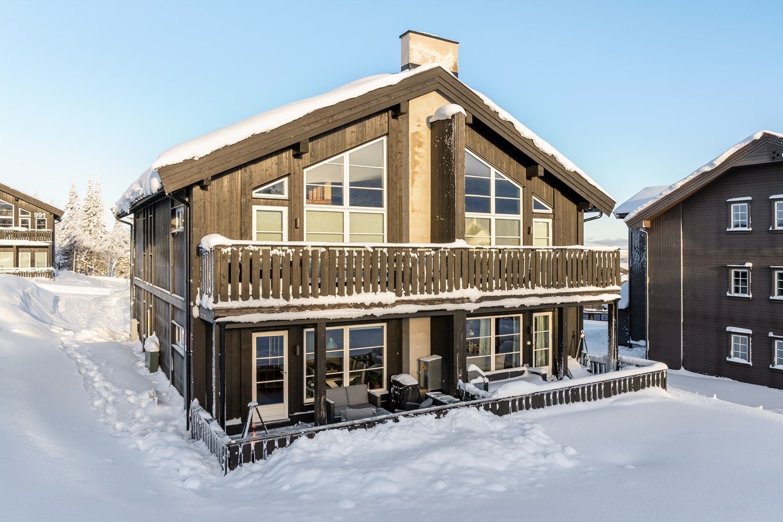 Eiendommen ligger ca. 805 moh. og har ski inn/ ski ut til alpinbakken som ligger ca. 200 meter fra hytteveggen. Trysilfjellets velpreparerte langrennsløyper ligger ca. 100 meter fra hytteveggen. Galleribilde