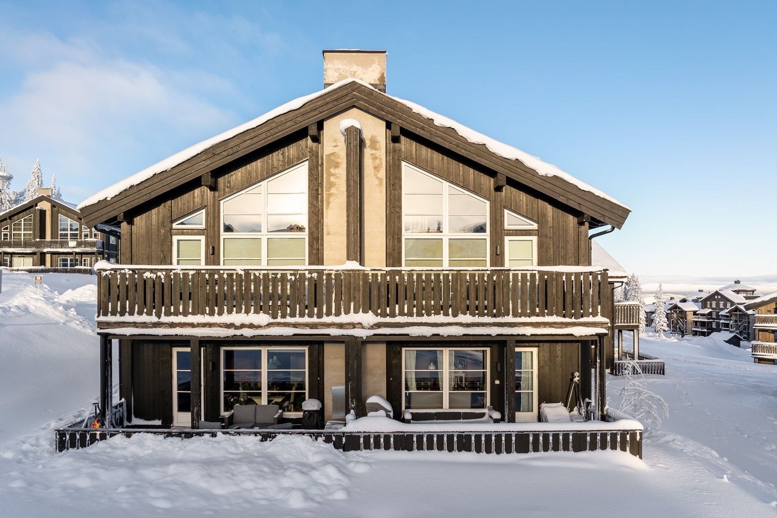 En lun og flott 4-roms selveiet fritidsleilighet fra 2016 med god standard. Leiligheten ligger i 1. etasje av en 4-mannsbolig. Galleribilde