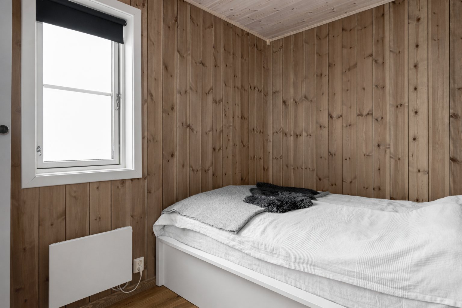 Soverom 1 er et koselig soverom som i dag er innredet med en dobbeltseng og garderobeskap. (bildet er redigert av selger) Galleribilde