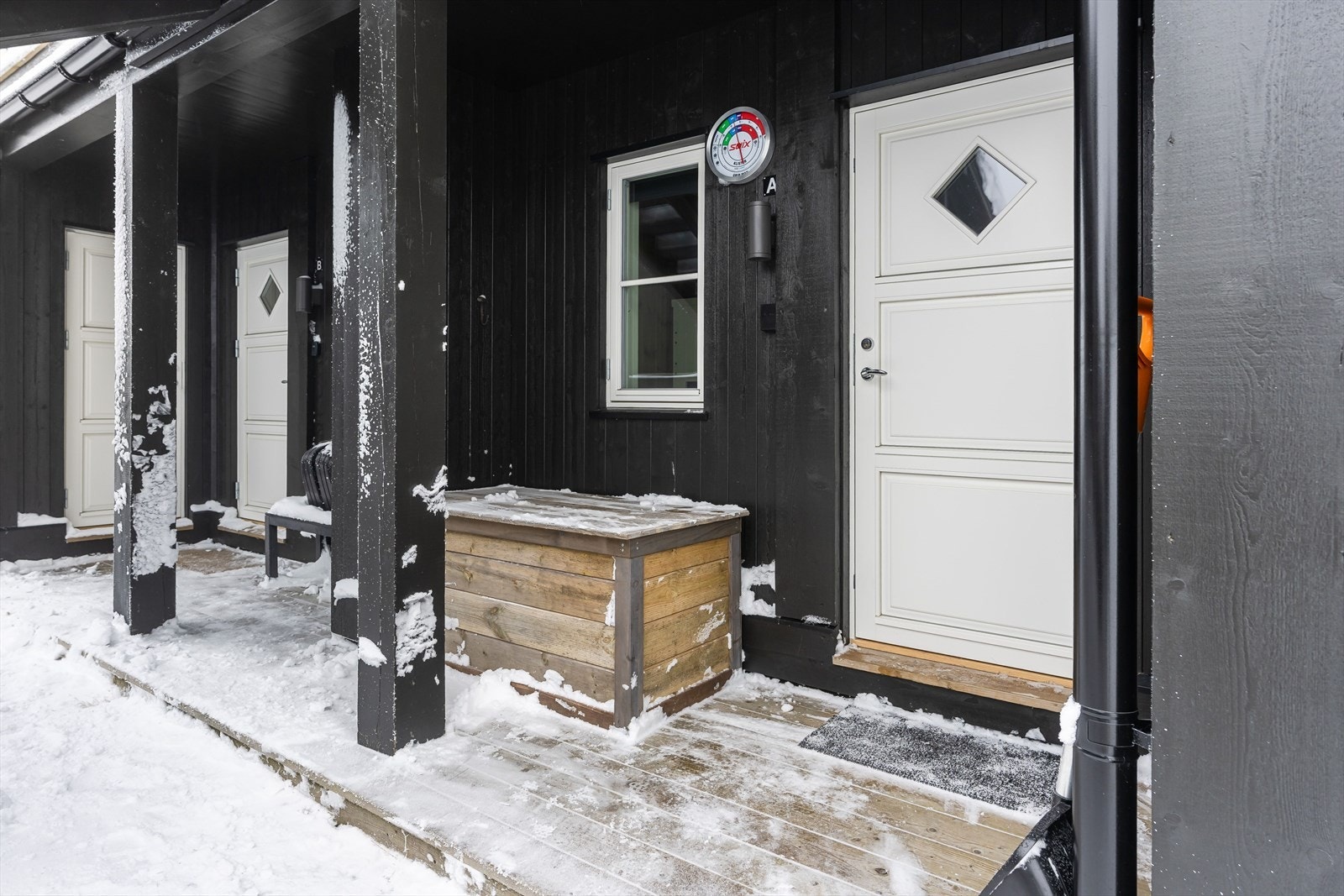 Du ønskes velkommen inn via et overbygget inngangsparti med terrasseplatting på ca. 4m². Her er det også adkomst til utvendig bod/teknisk rom/vaskerom på 3m². Galleribilde