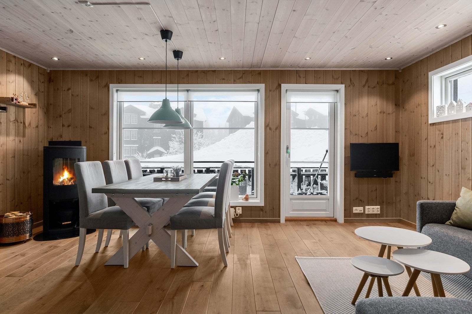 Stuen er det naturlige oppholdsrommet i leiligheten, og er et lyst og fint rom for både avkobling og hygge. Galleribilde