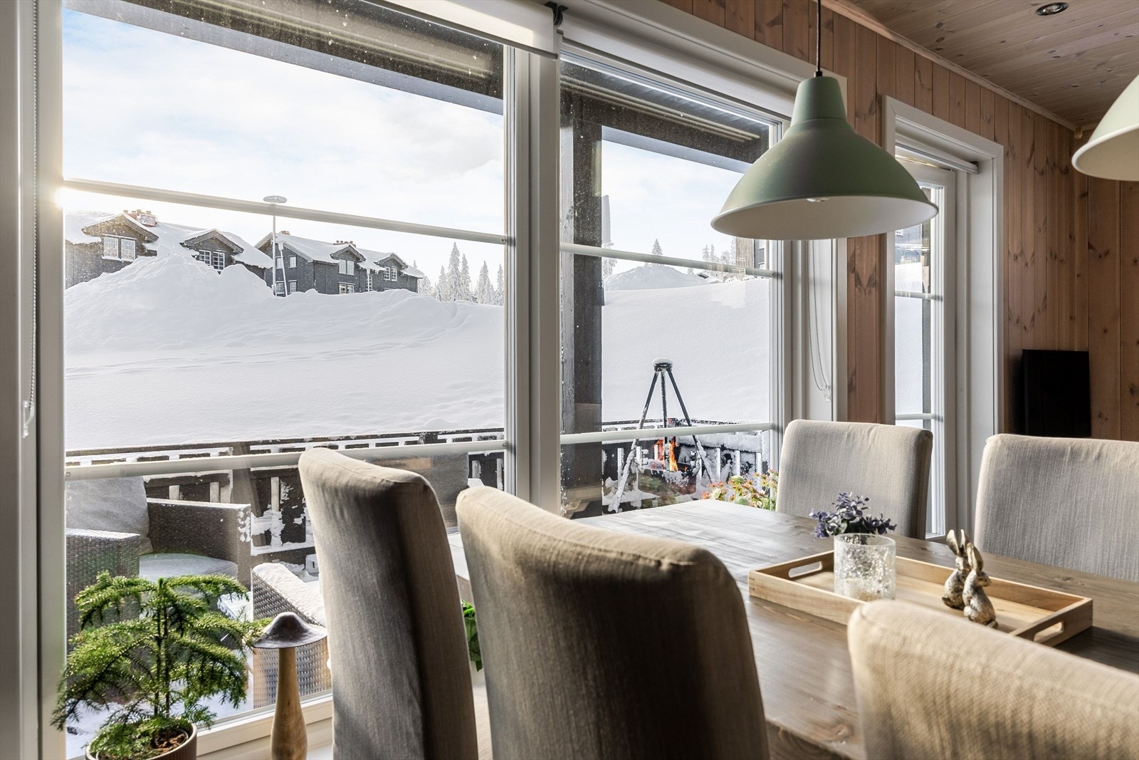 Alle vinduene i leiligheten har 3-lags isolerglass fra 2016 og brede vinduskarmer for planter og dekor. Galleribilde