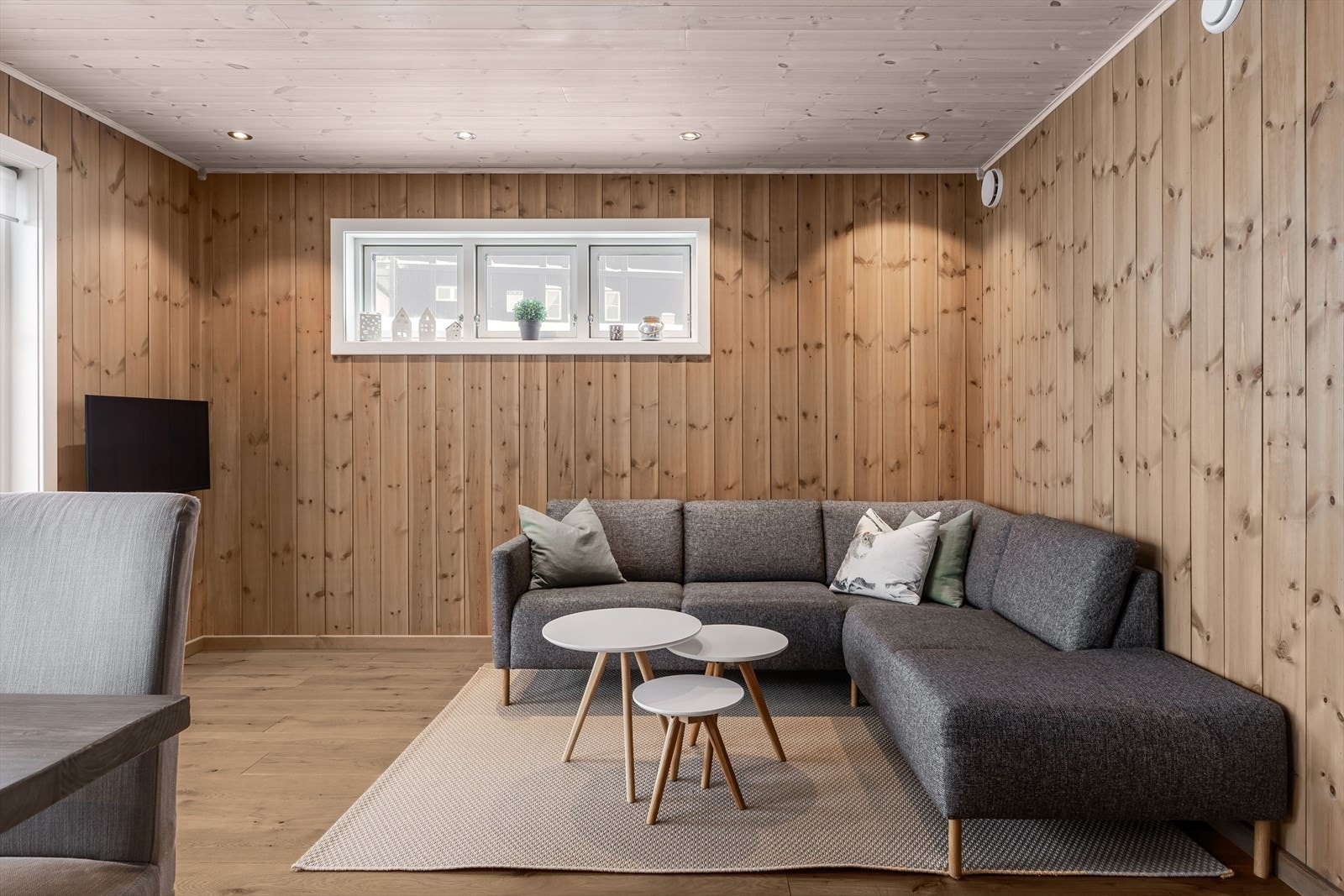 Det er god plass til både spisebord og stor sofagruppe med salongbord. Galleribilde